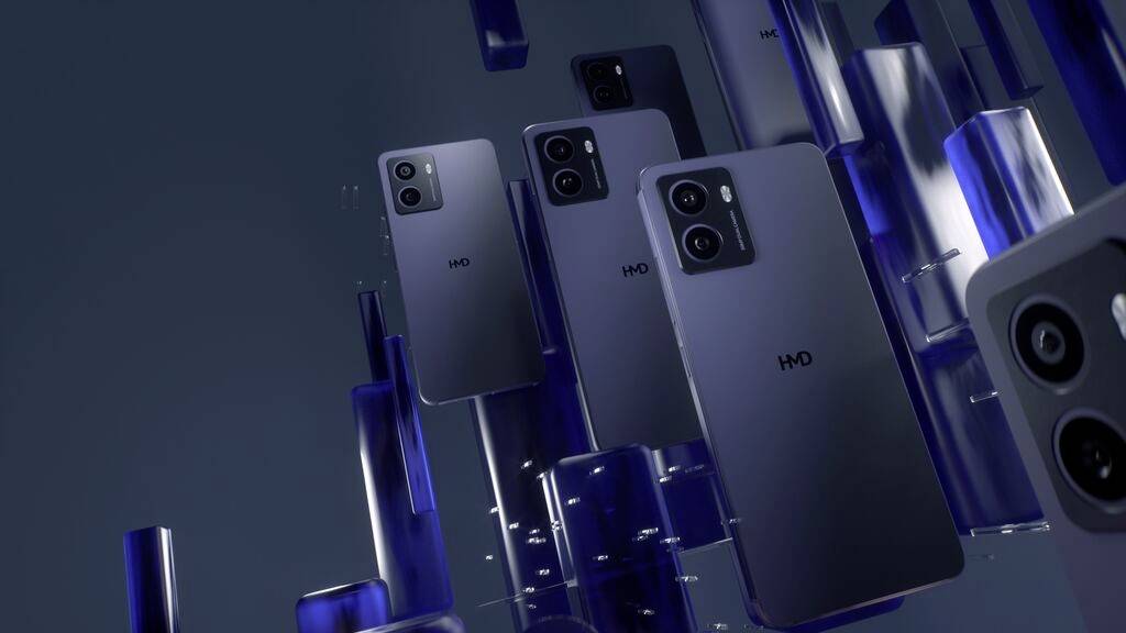 Smartphones tauchen in einem futuristischen blauen Raum auf. Die Geräte zeigen Kameraobjektive und Displays und schweben um zylindrische Formen.