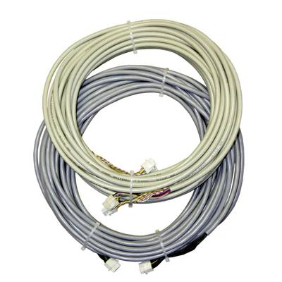 Zwei aufgerollte Kabel, eines grau und eines hellgrau, mit Steckverbindern an den Enden. Sie sind nebeneinander platziert.