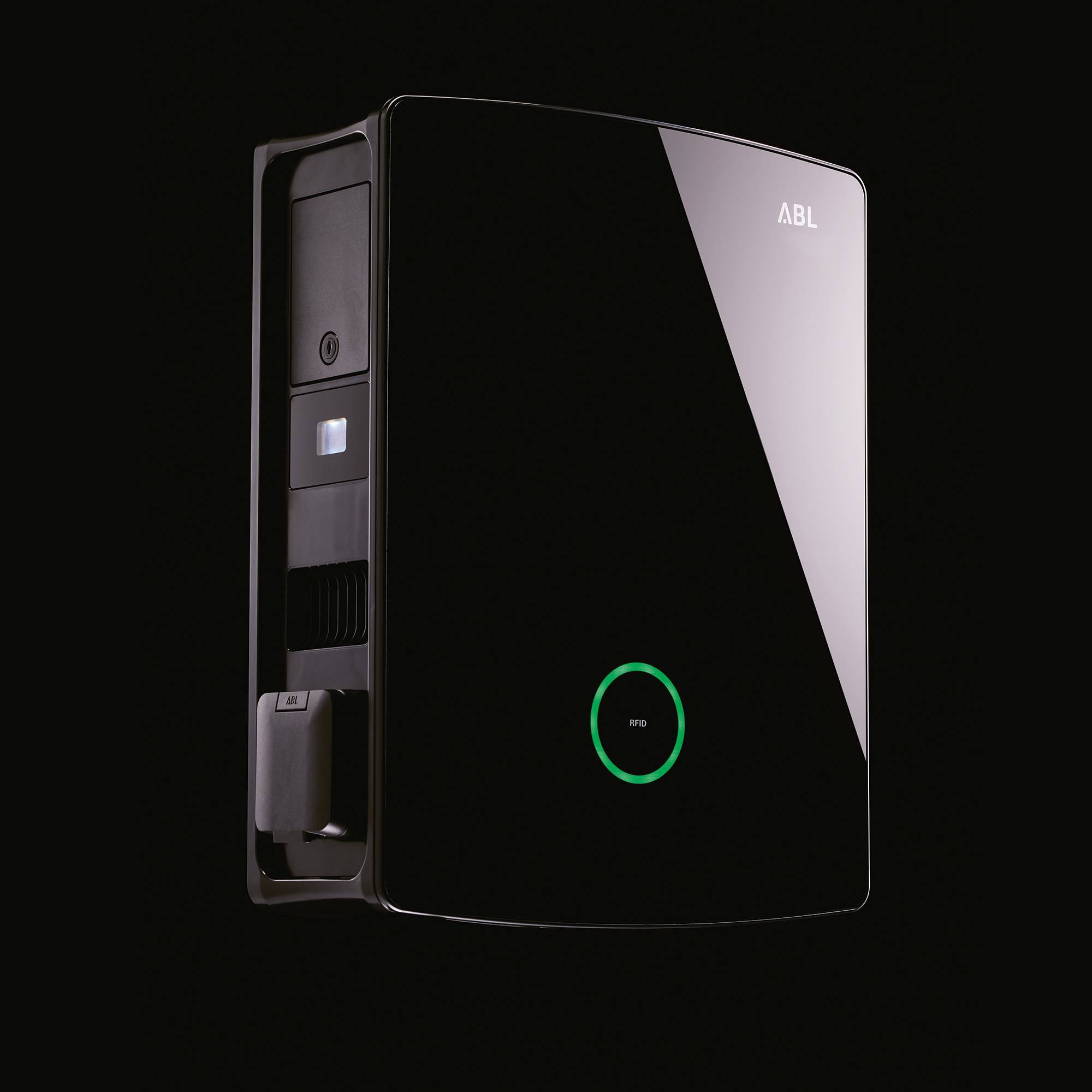 Eine schwarze Elektroauto-Ladestation von ABL mit LED-Anzeige und RFID-Leser auf schwarzem Hintergrund.