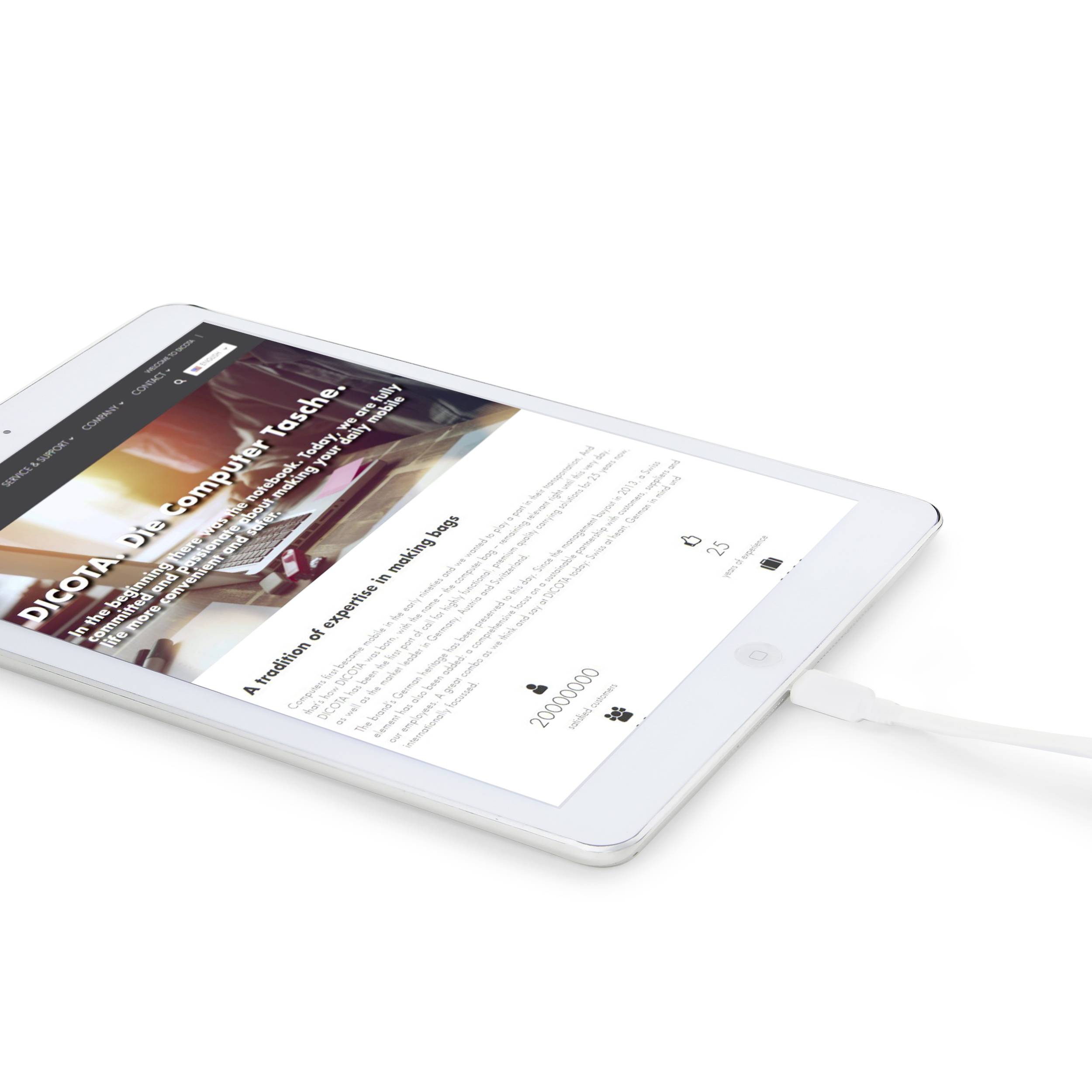 Weiße Tablet mit Webseite, die über Unternehmensstrategie informiert, liegt auf weißem Hintergrund. Tablet wird über ein weißes Kabel geladen.