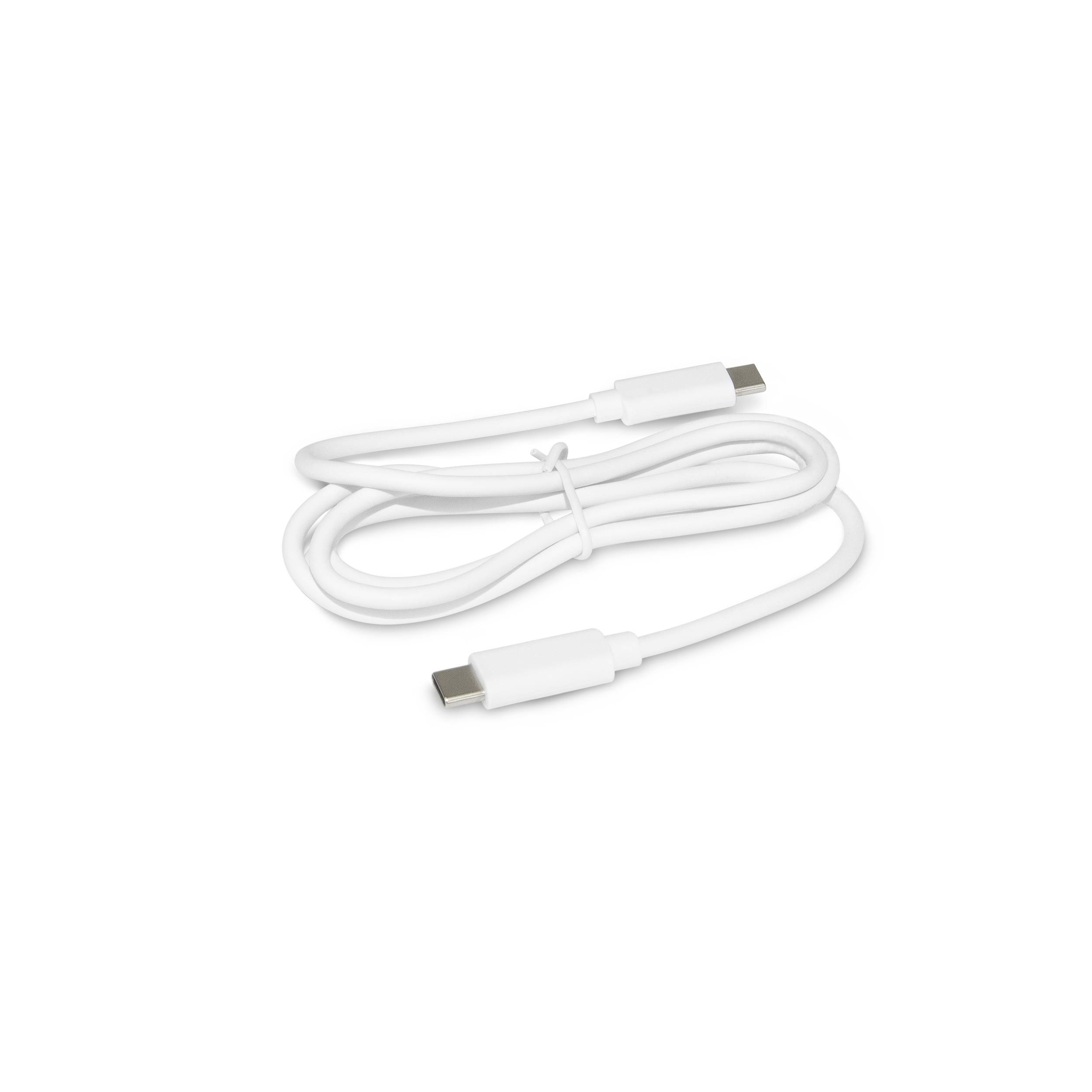Ein weißes USB-C-Kabel, aufgerollt und mit zwei Steckern an den Enden sichtbar, liegt auf einem weißen Hintergrund.