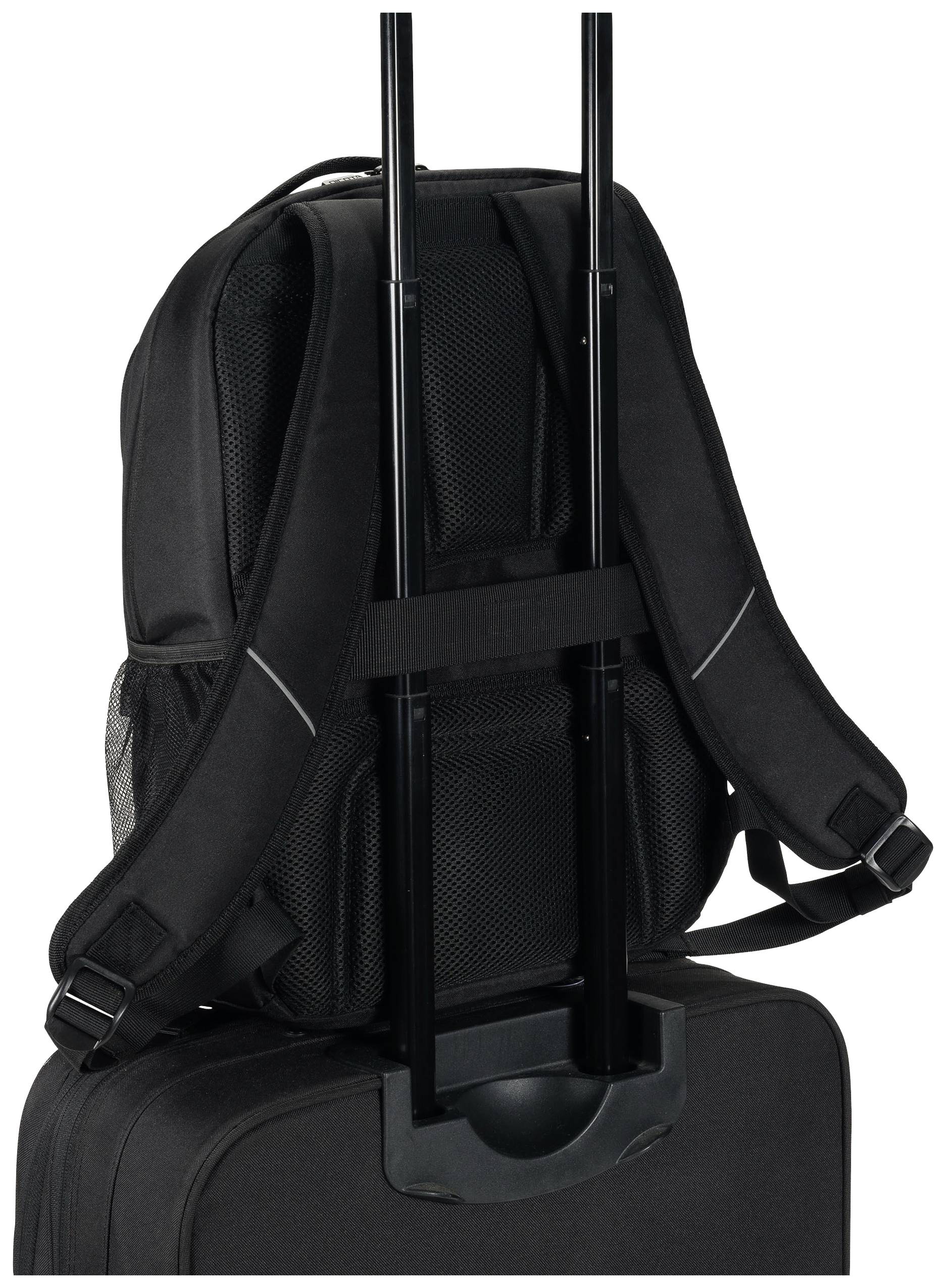 Ein schwarzer Rucksack, der über den Griff eines Rollkoffers gehängt ist, zeigt eine praktische Reisefunktionalität.