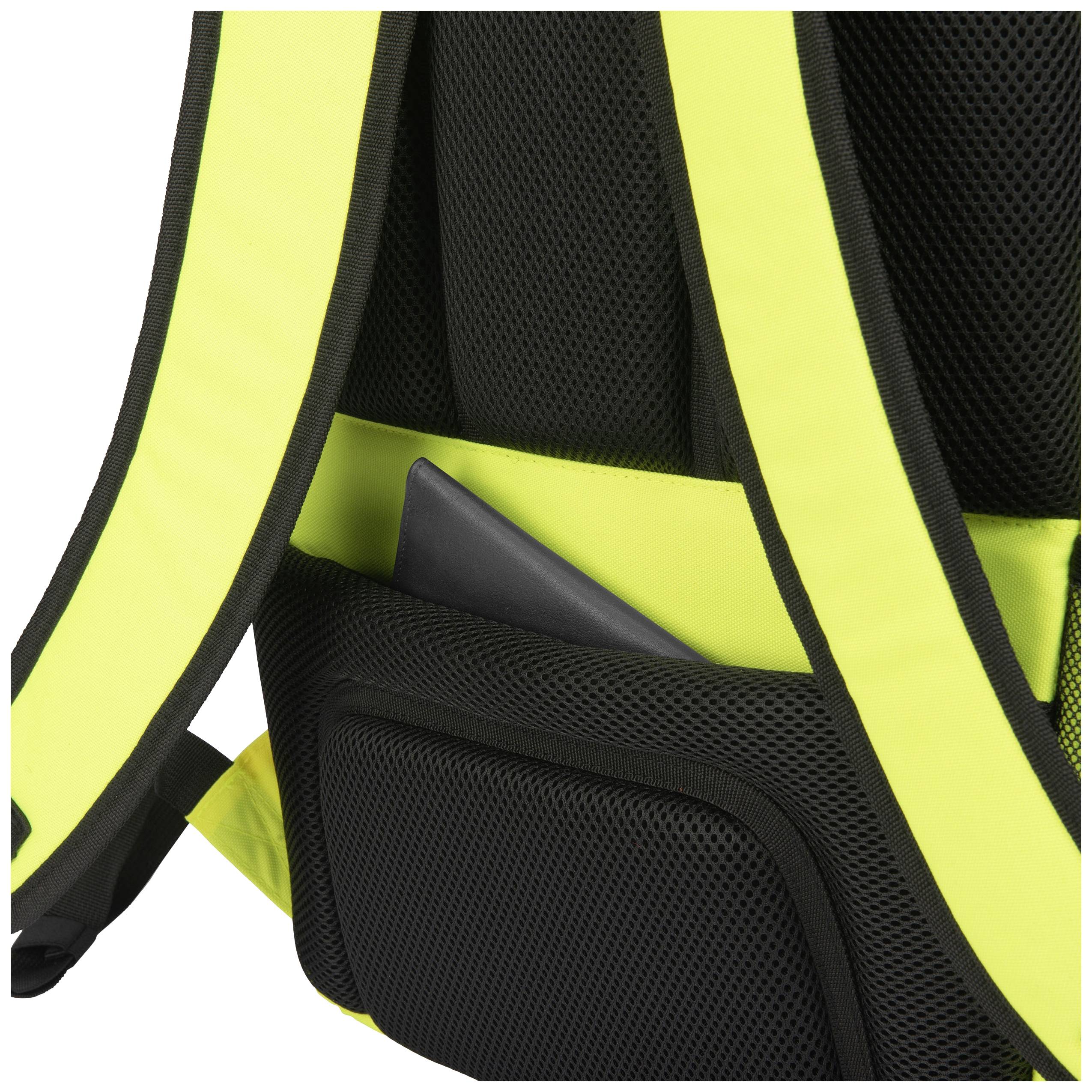 Ein schwarzer Rucksack mit gelben Streifen zeigt eine hintere Tasche, in der ein schwarzes Tablet teilweise sichtbar ist.