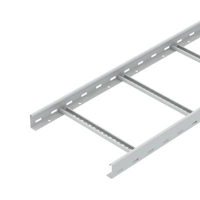 Ein graues Kabelrinnensystem aus Metall mit rechteckiger Form und offenem Design für die Kabelverlegung in Gebäuden.
