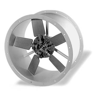 Ein Metallventilator mit fünf Flügeln, seitlich betrachtet. Entworfen für industrielle Belüftung oder Luftzirkulation.