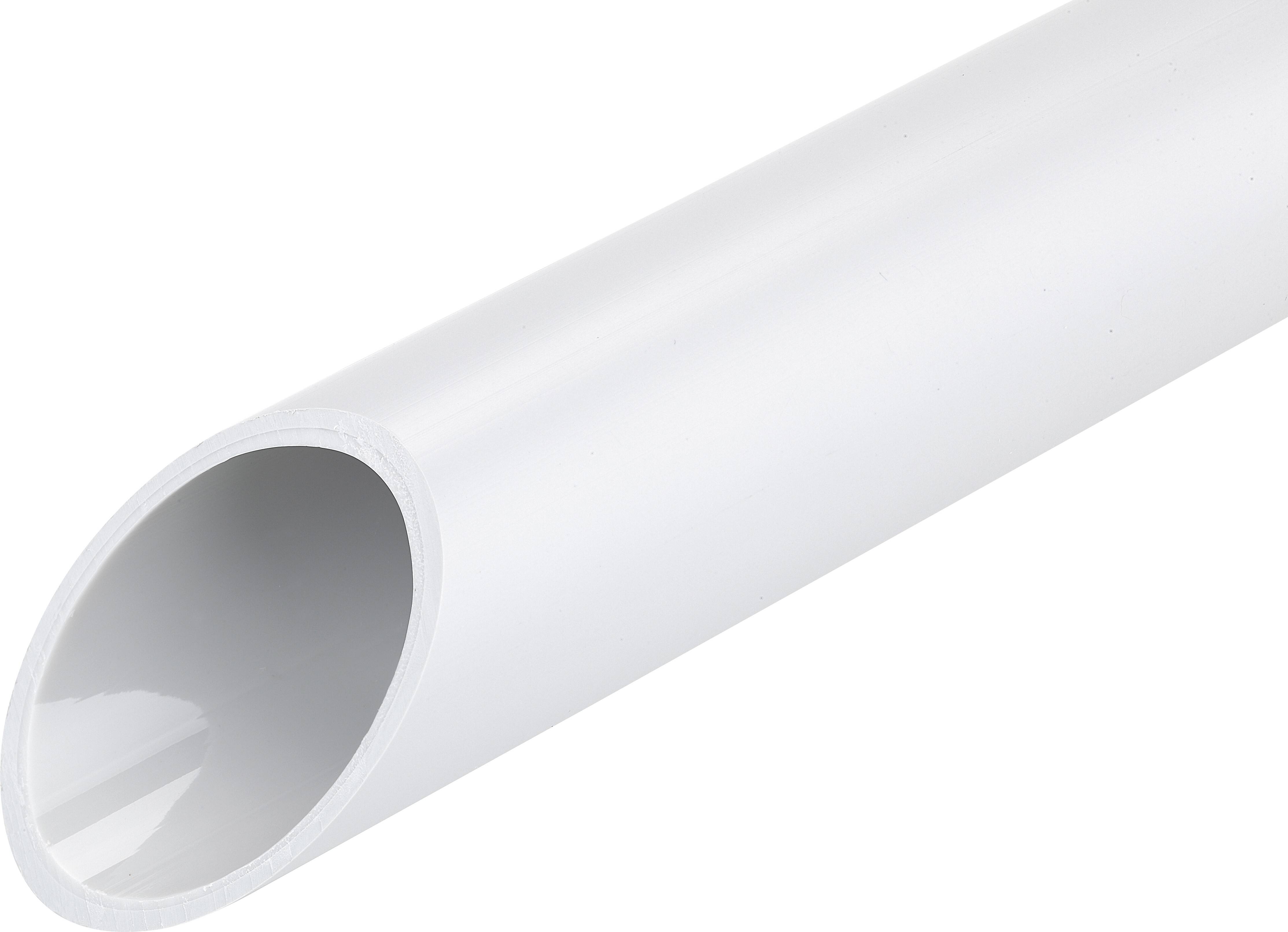 Eine weiße Plastikrohrleitung aus PVC, die sich diagonal von links unten nach rechts oben erstreckt und einen glatten, glänzenden Innenraum zeigt.