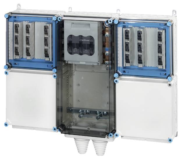 Ein elektrisches Schaltschrankgehäuse mit drei sichtbaren Sektionen, jeweils mit Schaltern und Schutzvorrichtungen ausgestattet.