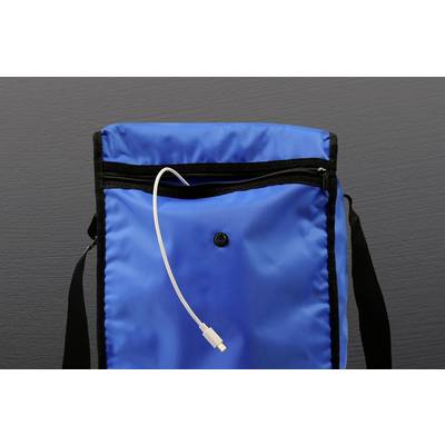 Eine blaue Tasche mit einem Reißverschluss, aus dem ein weißes Ladekabel herausragt, vor grauem Hintergrund.