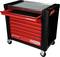 Ein roter Werkzeugwagen mit mehreren Schubladen, eine ist geöffnet. Oben auf dem Wagen ist eine Metallplatte. Rollen sind unten befestigt.