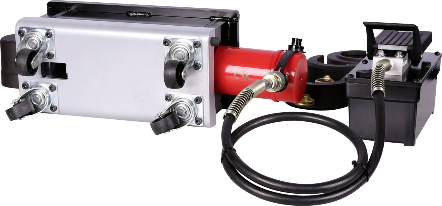 Ein Hydraulikaggregat mit einem roten Zylinder, einem Gehäuse, Schläuchen und einer Steuerungseinheit, möglicherweise für industrielle Anwendungen.