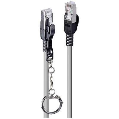 Zwei Netzwerkkabel mit Steckern, verbunden durch eine Metallkette mit Handschelle. Symbolisiert Datenbindung oder -sicherheit.