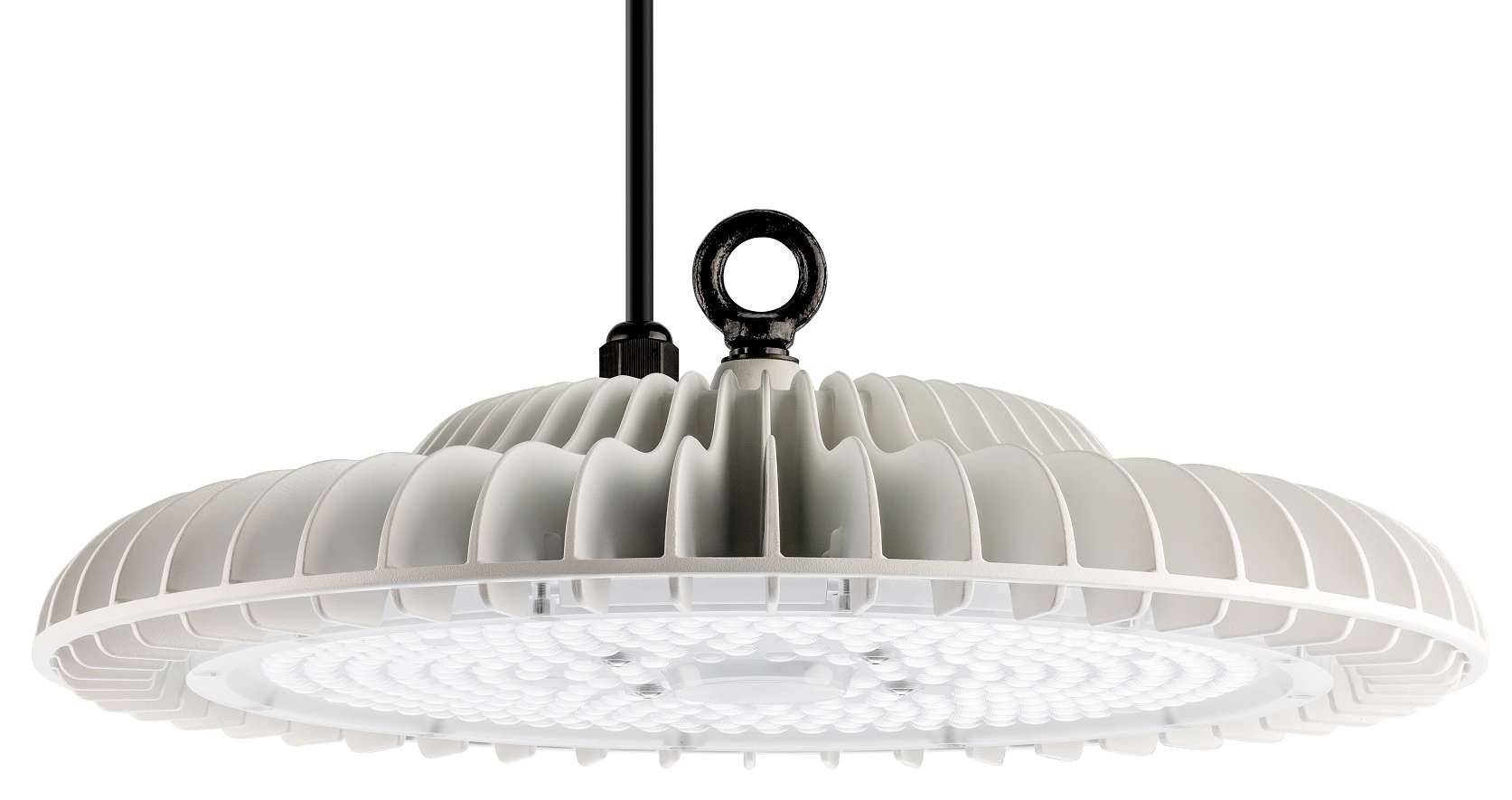Ein runder, flacher LED-Industriestrahler mit Kühlrippen hängt an einem schwarzen Kabel.