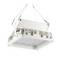 Ein weißes, rechteckiges LED-Lichtgerät, aufgehängt an zwei Kabeln. Es zeigt ein modernes Design mit einem strukturierten Leuchtkörper.