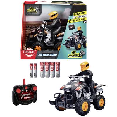 Eine Spielzeugfigur fährt ein ferngesteuertes Quad im Gelände. Die Verpackung zeigt das Quad, die Fernsteuerung und benötigte Batterien.
