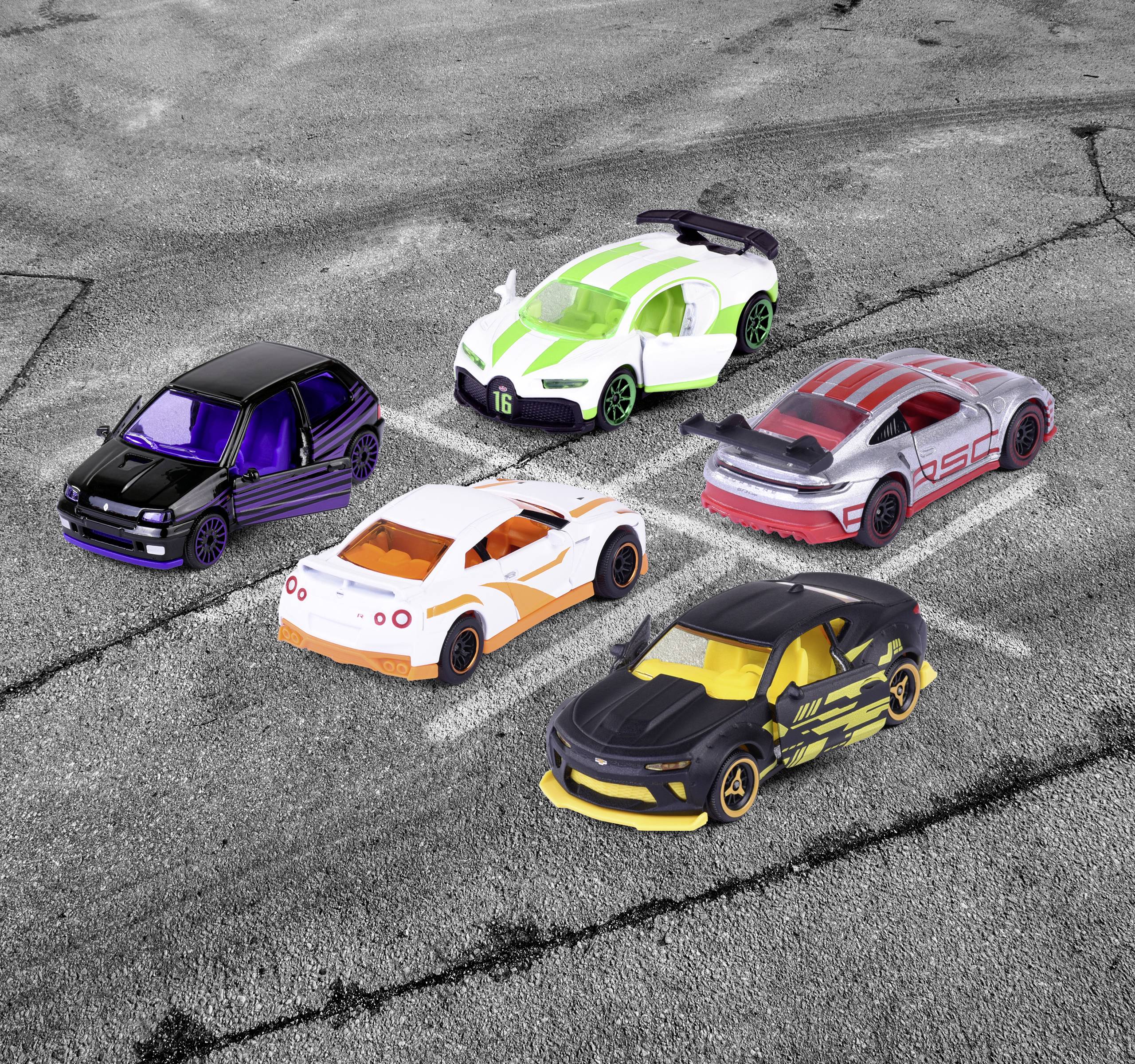 Fünf bunte Spielzeugautos in verschiedenen Designs stehen auf einer asphaltierten Fläche. Sie zeigen sportliche Modelle in Blau, Grün, Rot, Orange und Gelb.