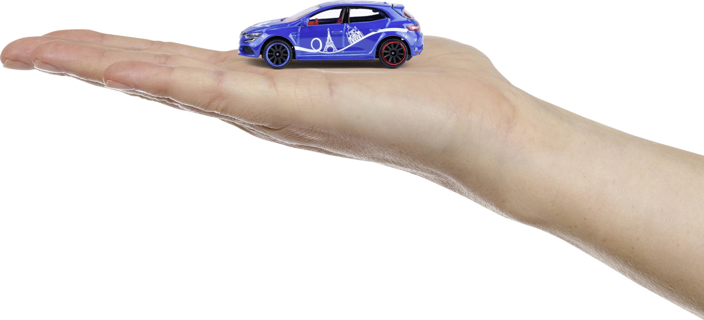 Eine menschliche Hand hält ein kleines blaues Spielzeugauto mit weißen Mustern, das auf der Handfläche steht.
