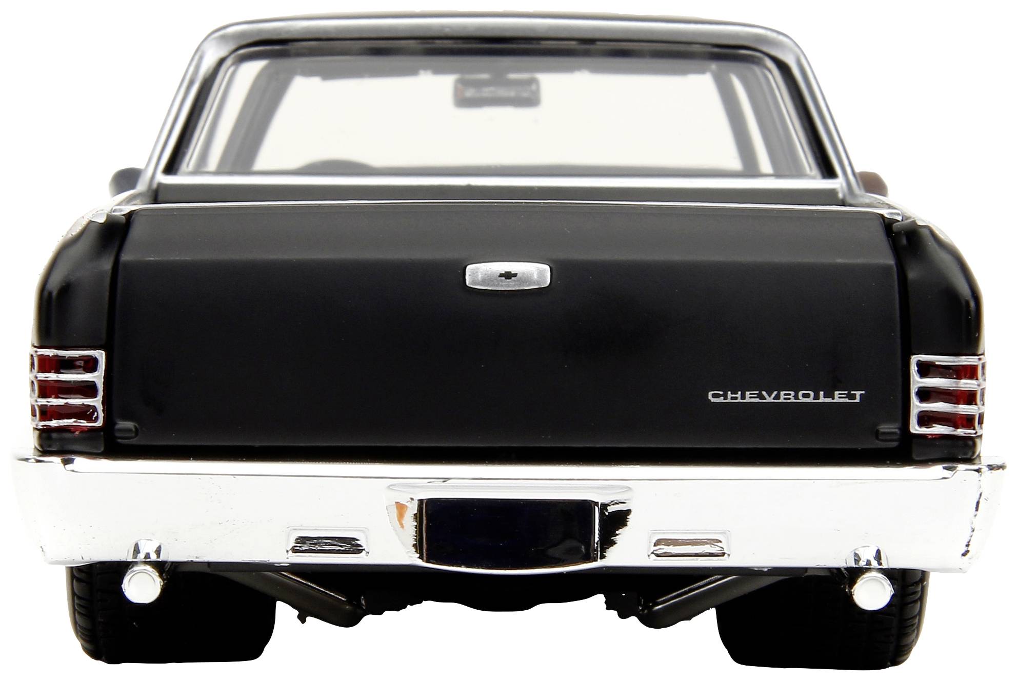 Ein schwarzes Auto von hinten, Marke 'Chevrolet', mit silbernen Stoßstangen und Rücklichtern.
