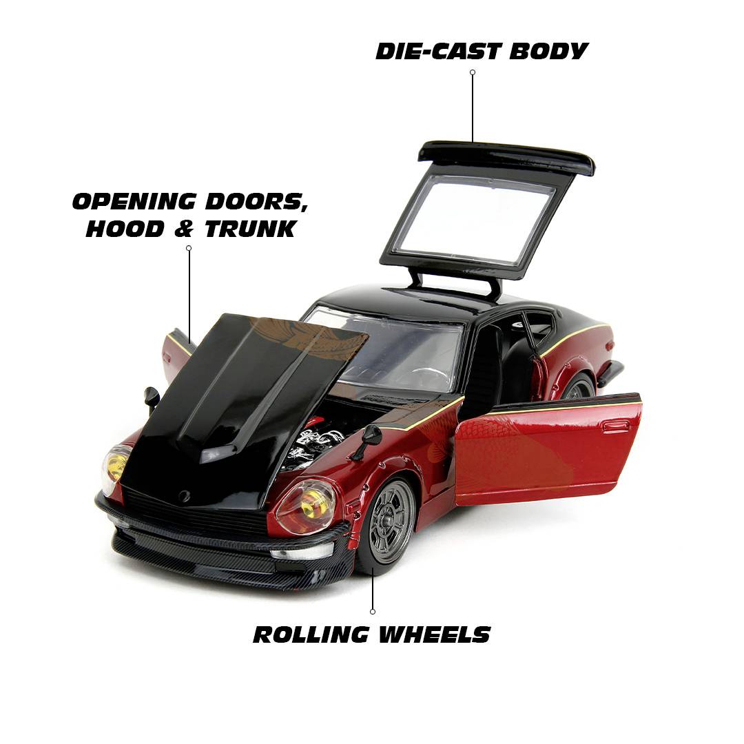 Ein rotes Spielzeugauto mit geöffneter Motorhaube, Türen und Kofferraum. Es hat einen Druckgusskörper und rollende Räder.