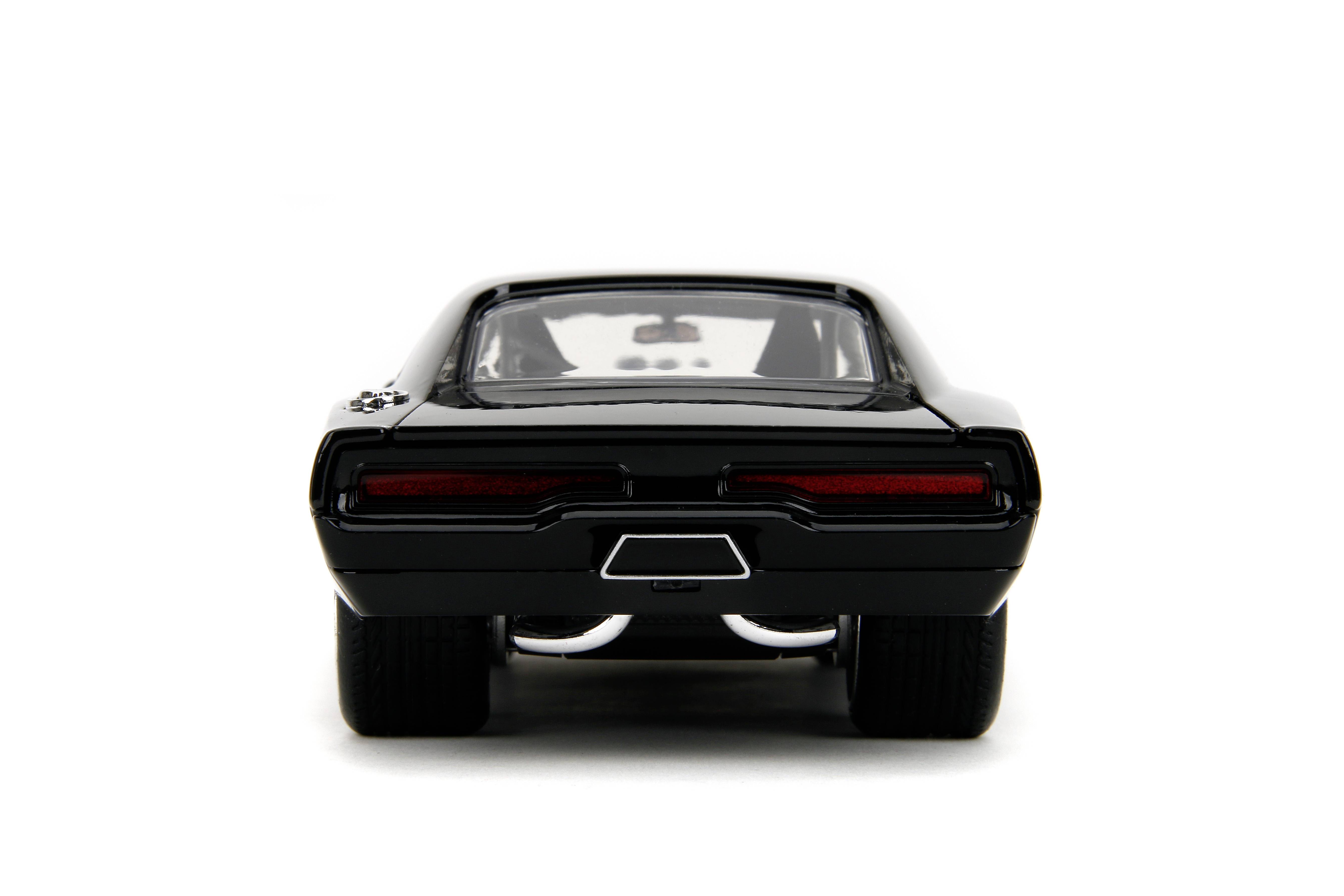 Ein schwarzes Spielzeugauto von hinten, mit sichtbaren Rückleuchten und Auspuffrohren, auf weißem Hintergrund.