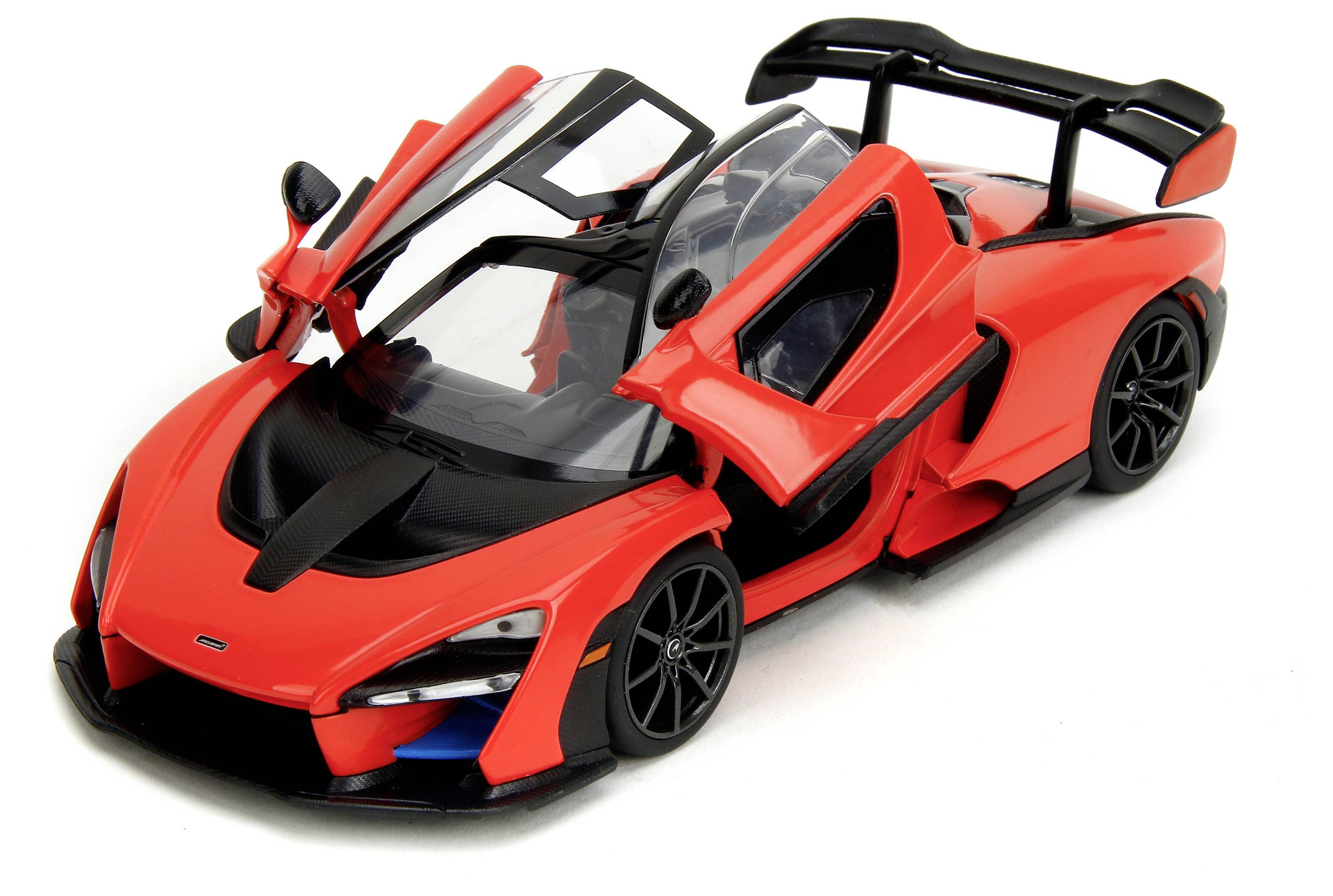 Ein rotes Sportmodellauto mit geöffneten, schmetterlingsartigen Türen. Das Fahrzeug zeigt ein sportliches Design mit fließenden Linien.