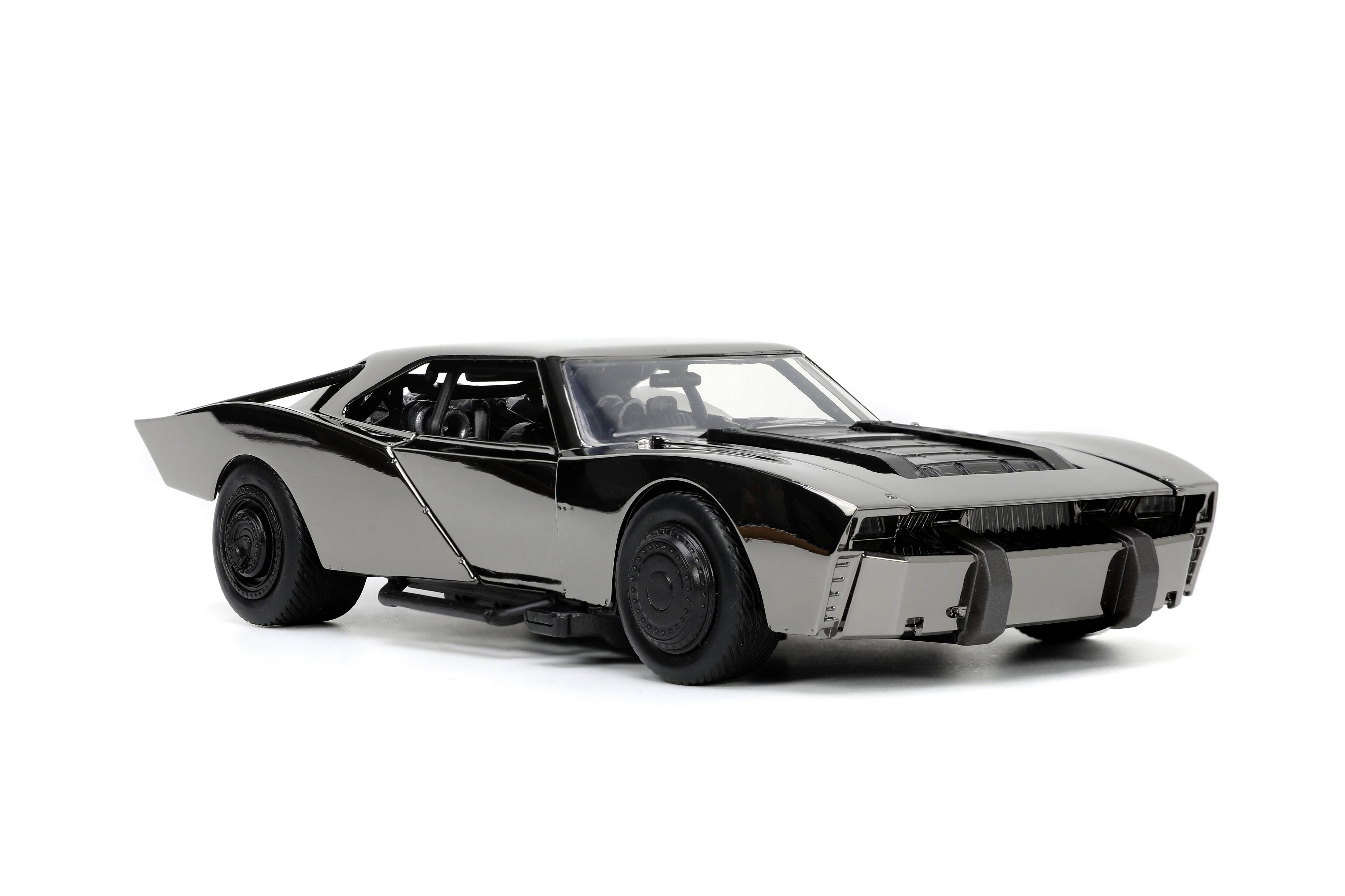 Futuristisches, matt-schwarzes Auto mit kantigem Design auf weißem Hintergrund. Das Auto hat ein sportliches und modernes Aussehen.