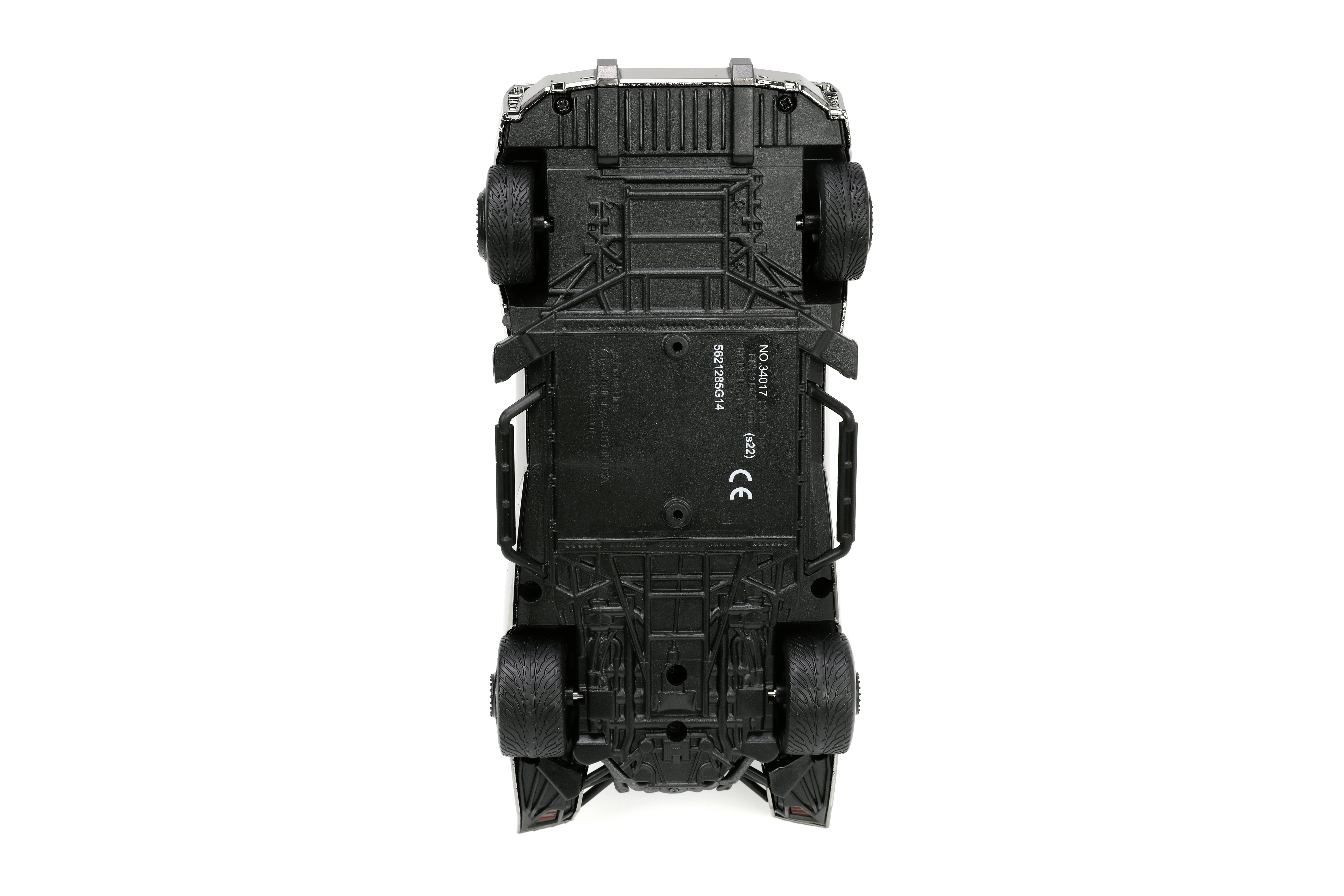 Die Unterseite eines schwarzen Modellautos mit sichtbaren Reifen und Fahrzeugdetails.