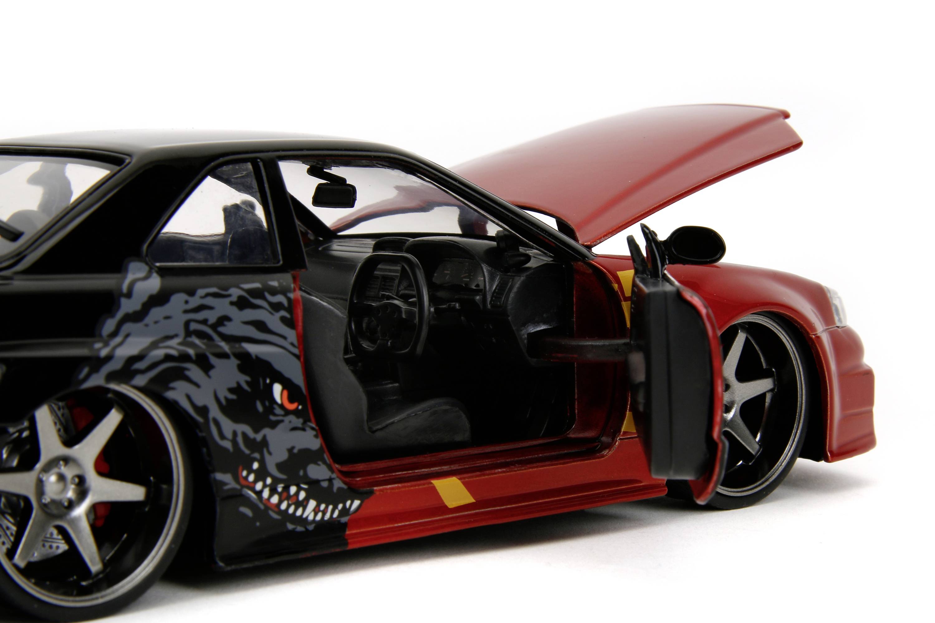 Auto mit auffälligem Design, offene Türen, schwarzer Drache auf rotem Hintergrund, verchromte Felgen.