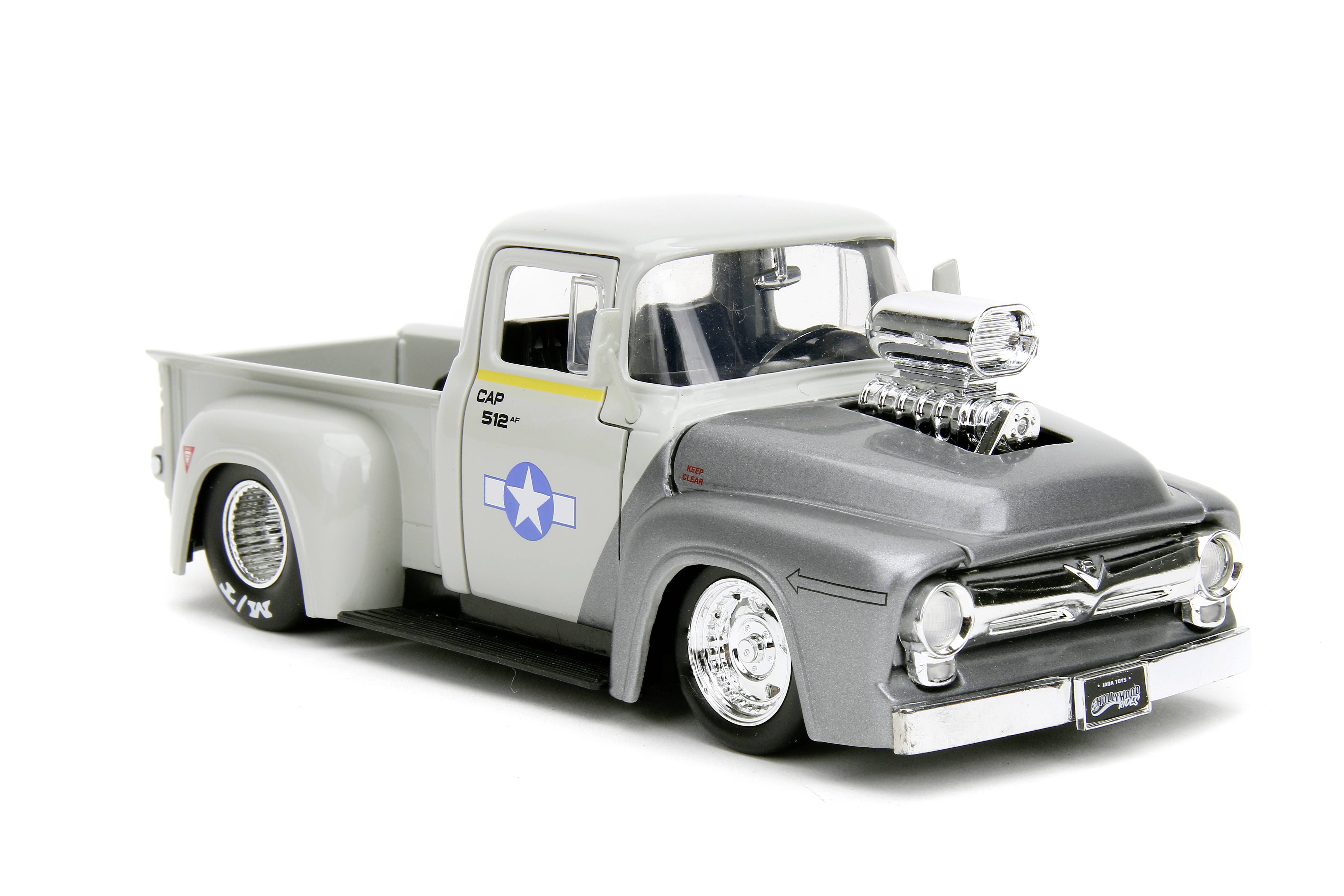Ein detailliertes Modell eines klassischen grauen Pickup-Trucks mit verchromtem Motor und Sternsymbolen.
