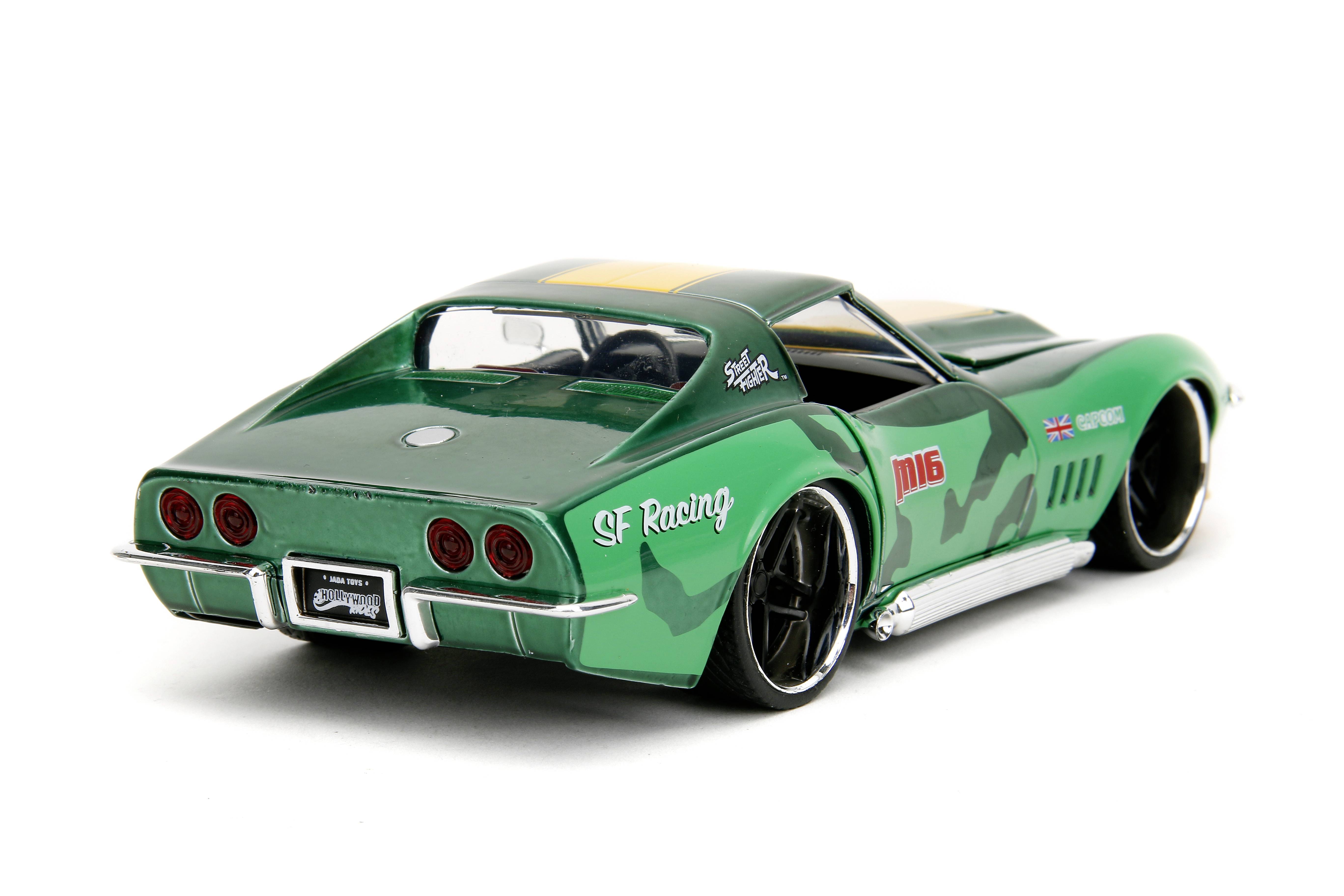 Spielzeugauto-Modell eines grünen Sportwagens mit Aufklebern auf der Karosserie und auffälligen schwarzen Felgen, in Rennpose.