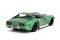 Spielzeugauto-Modell eines grünen Sportwagens mit Aufklebern auf der Karosserie und auffälligen schwarzen Felgen, in Rennpose.