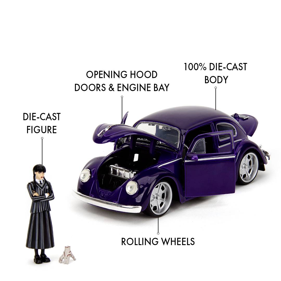 Lila Modellauto mit offenen Türen und geöffneter Motorhaube. Beschriftungen: '100% Die-Cast Body', 'Opening Hood, Doors & Engine Bay', 'Rolling Wheels'. Figuren im Vordergrund.