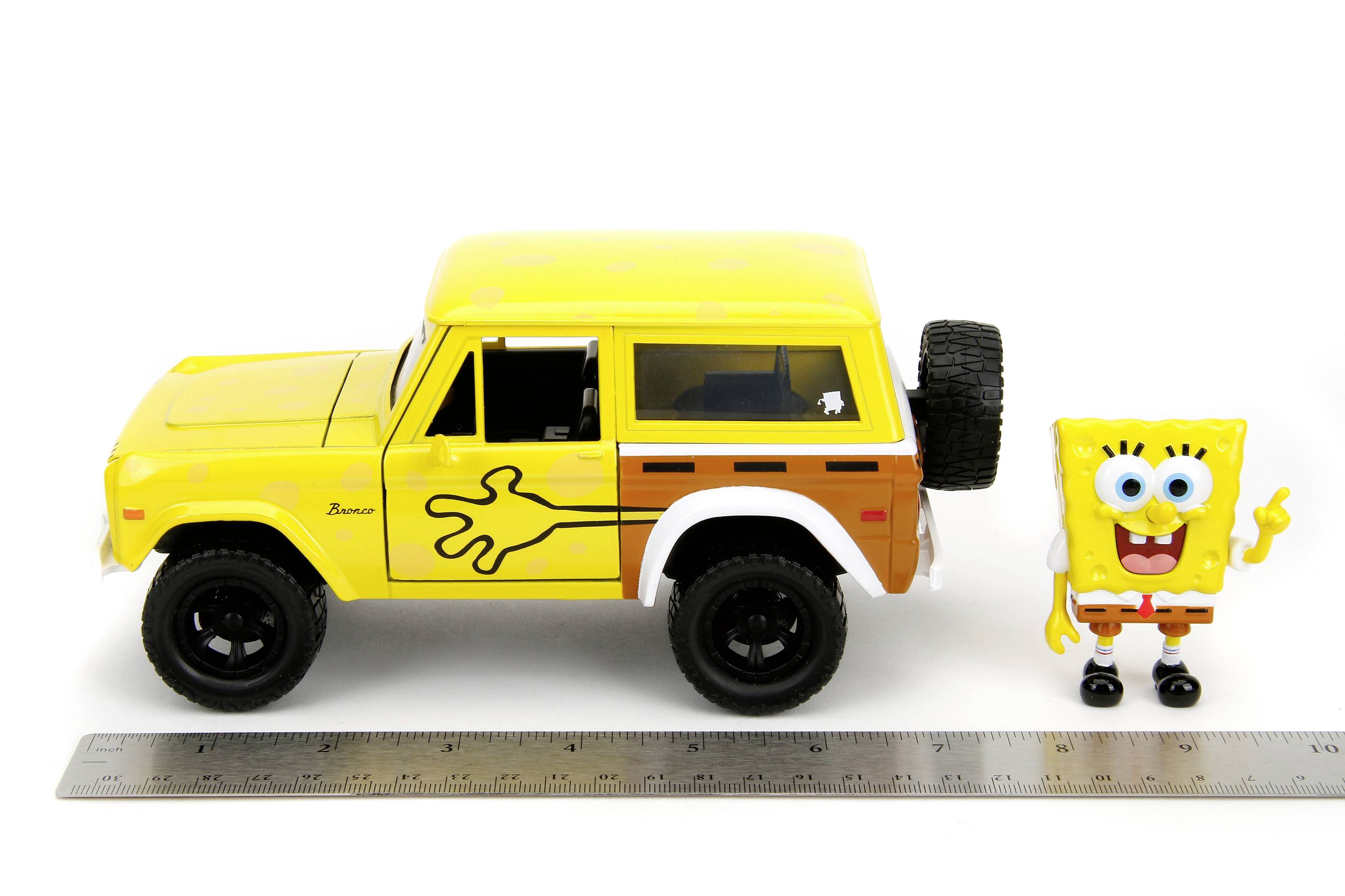 Ein gelbes Spielzeugauto im SpongeBob-Design neben einer kleinen SpongeBob-Figur. Eine Metalllinie zeigt ihre Größe.