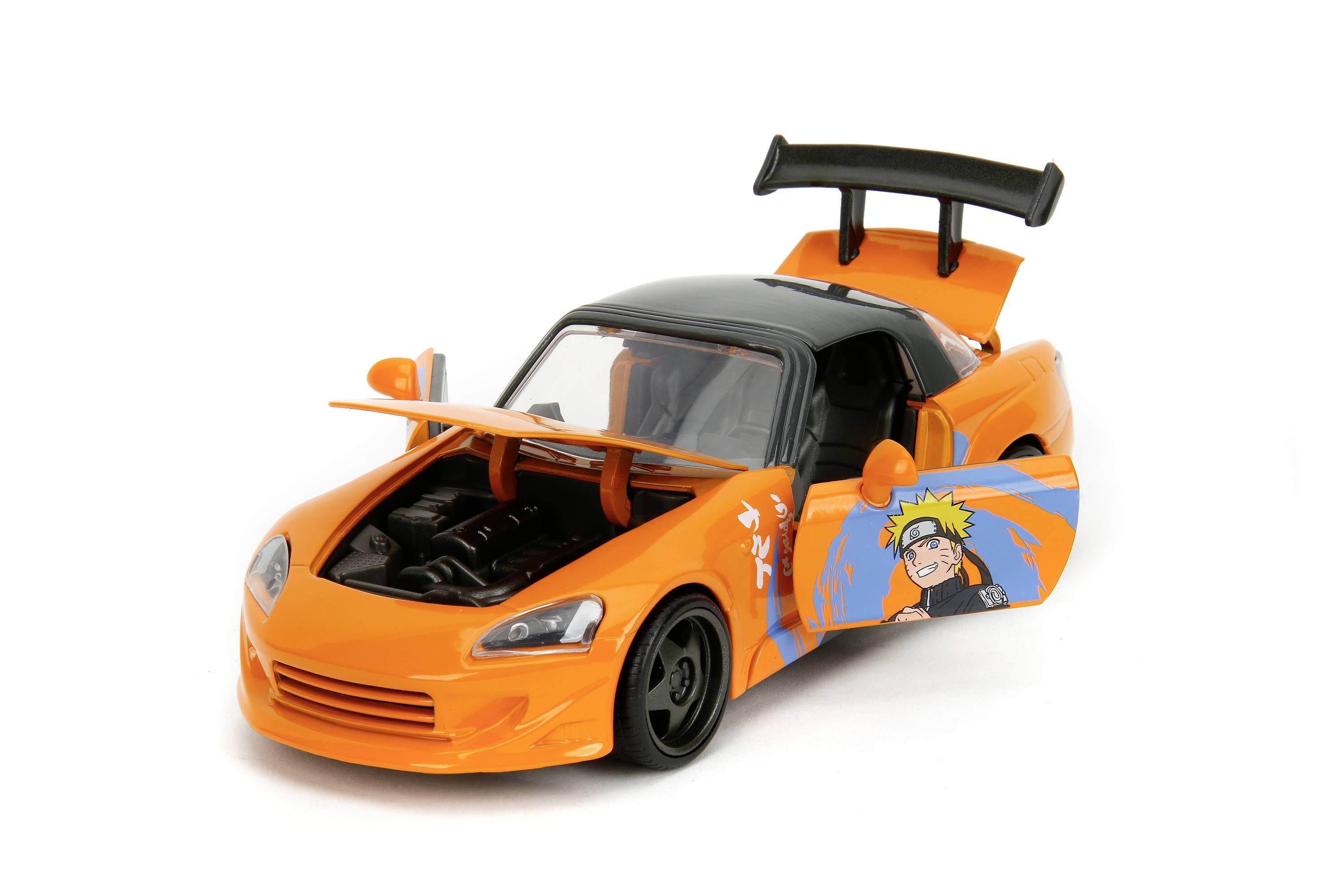 Ein orangefarbenes Spielzeugauto mit offenem Motor und Türen, verziert mit einem Anime-Charakterbild auf der Fahrertür.