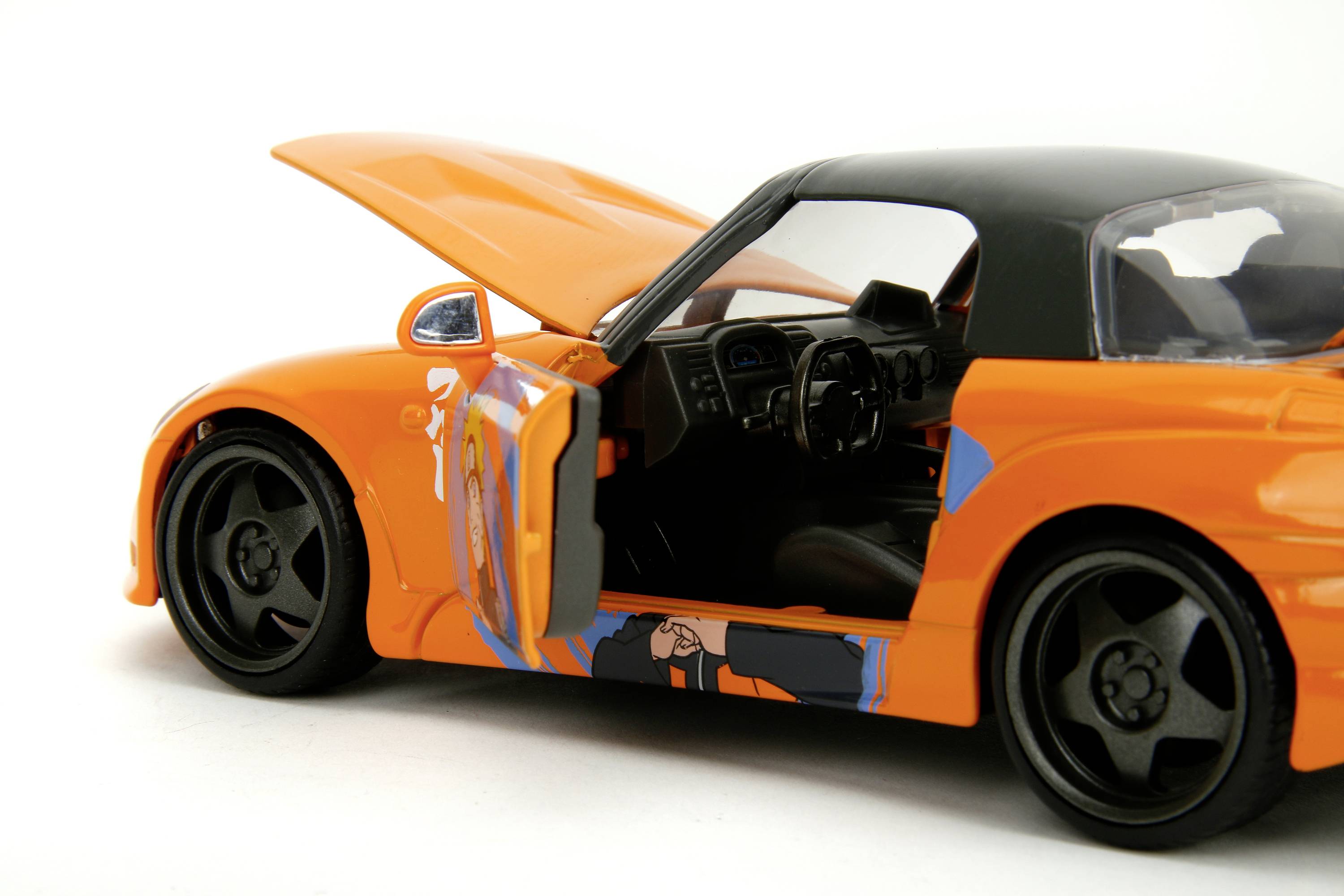 Ein oranges Modellauto mit geöffneten Türen und Motorhaube; schwarzer Innenraum; Fokus auf Design und sportliches Aussehen.