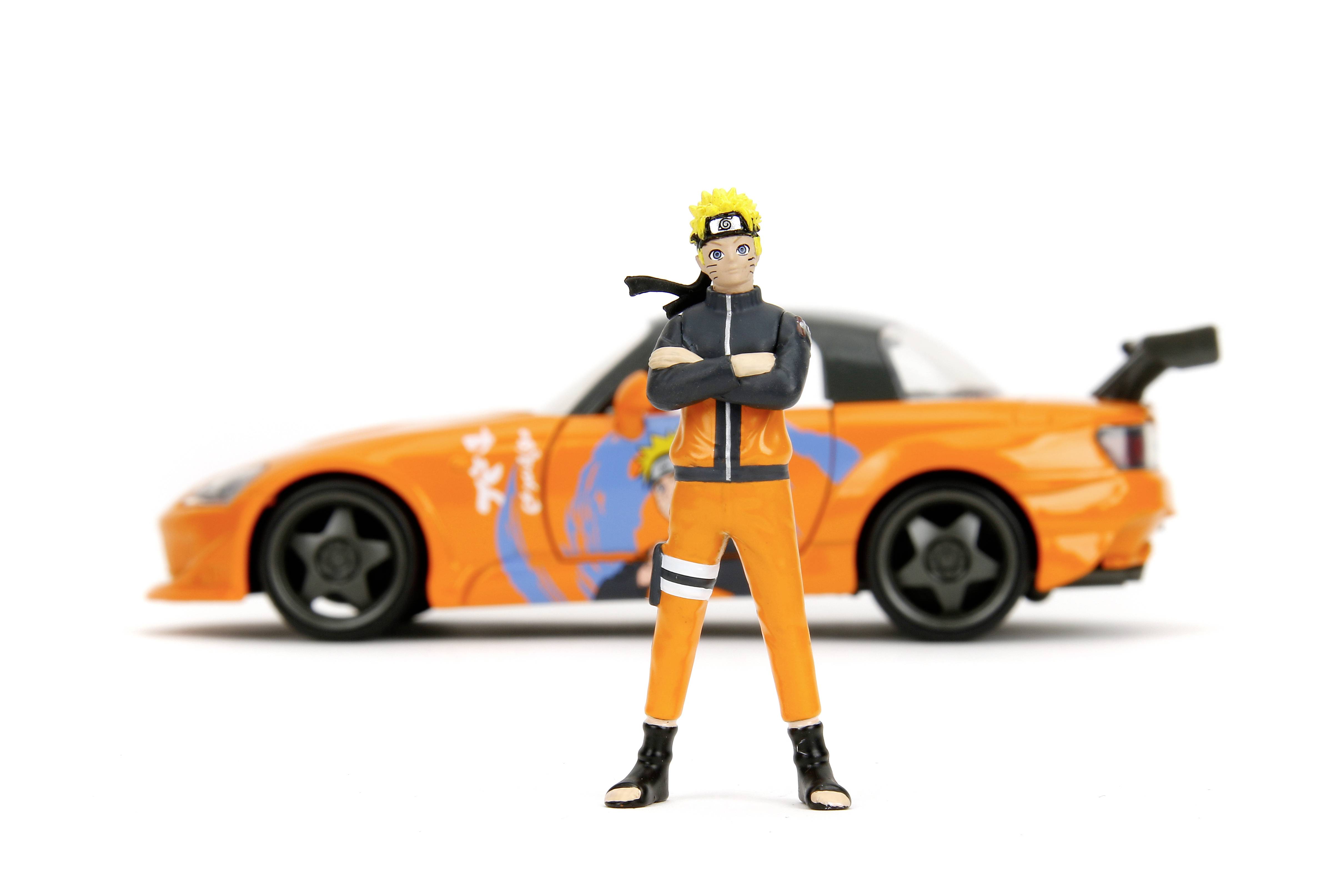 Eine Figur in orangefarbenem Anzug steht mit verschränkten Armen vor einem orangefarbenen Sportwagen mit einem großen Heckspoiler.