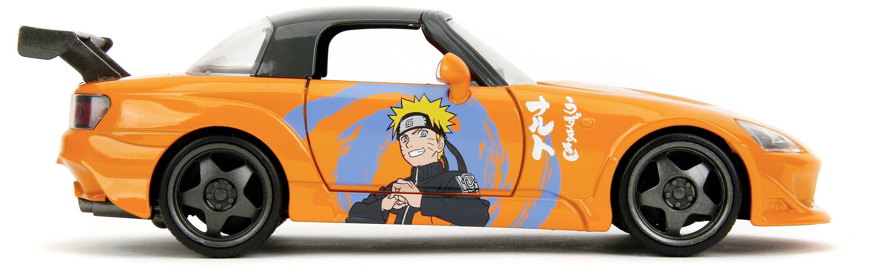 Ein orangefarbenes Spielzeugauto mit einem gezeichneten Charakter auf der Seite, der blond ist und ein Stirnband trägt.