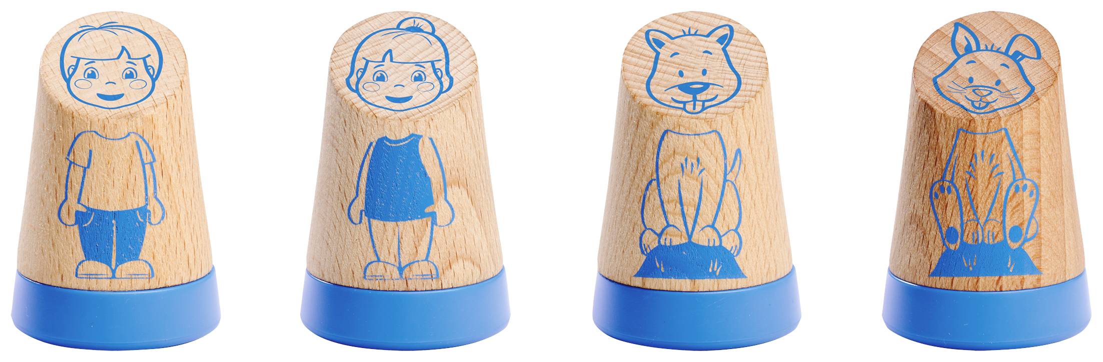 Vier Holzfiguren mit blauen Illustrationen: zwei Kinder und zwei Tiere. Jedes auf zylindrischer Basis mit abgerundeten Kanten.