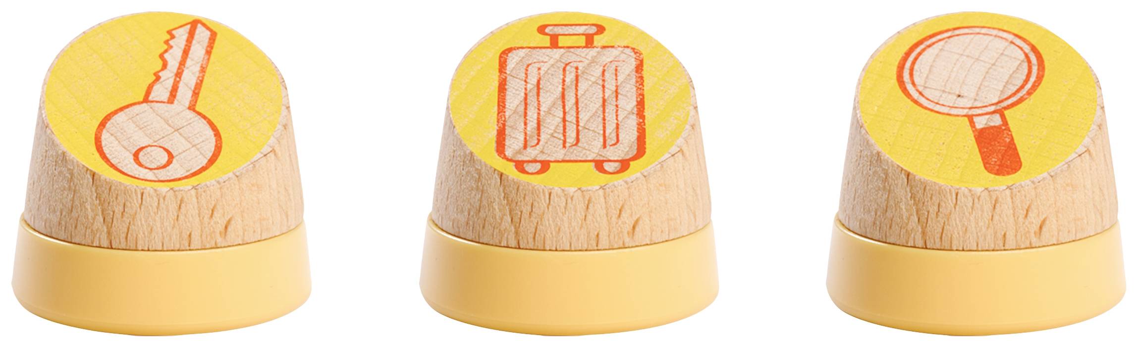 Drei runde Holzfiguren, jeweils mit einem Symbol: ein Schlüssel, ein Koffer und eine Lupe auf gelbem Hintergrund.