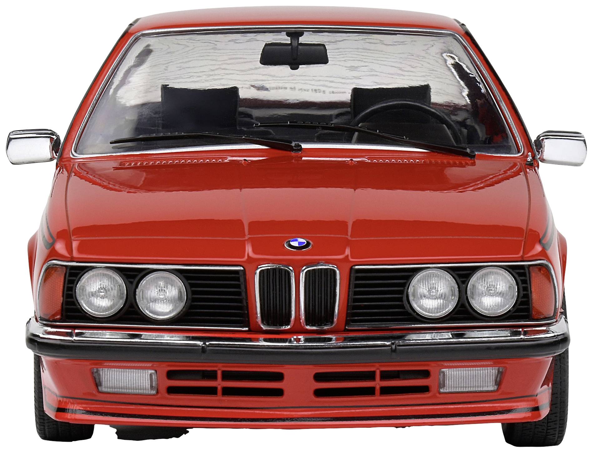 Roter Oldtimer mit auffälliger Front, vier runden Scheinwerfern und zentralem Logo. 