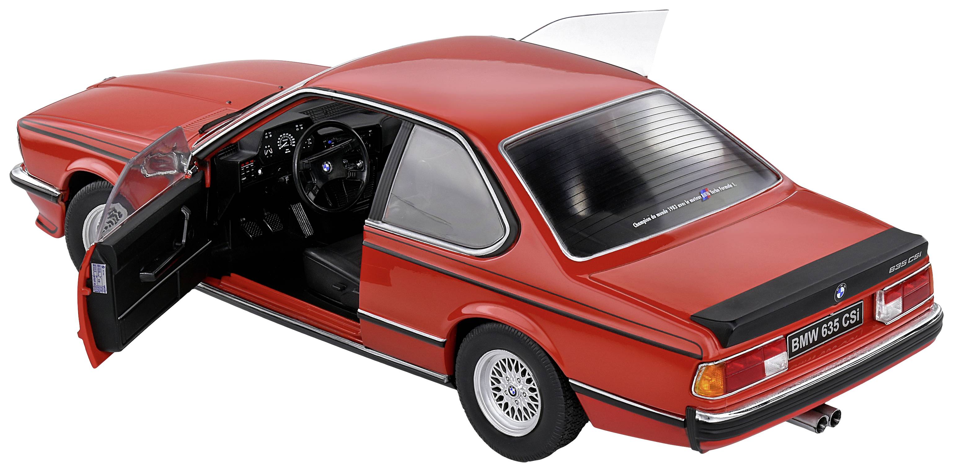 Ein roter BMW mit geöffnetem Fahrertür, zeigt das Interieur. Der Wagen steht auf einem weißen Hintergrund, im klassischen Design.