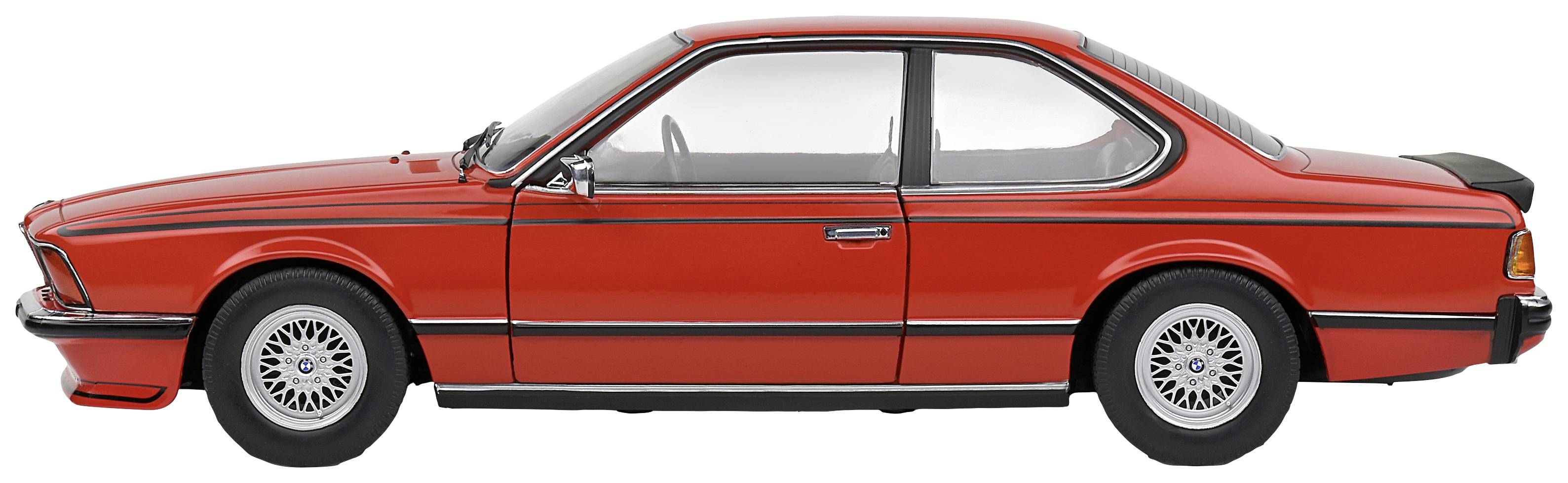 Rotes klassisches Auto in Seitenansicht mit sportlichen Linien und eleganten Details; betont aerodynamisches Design.