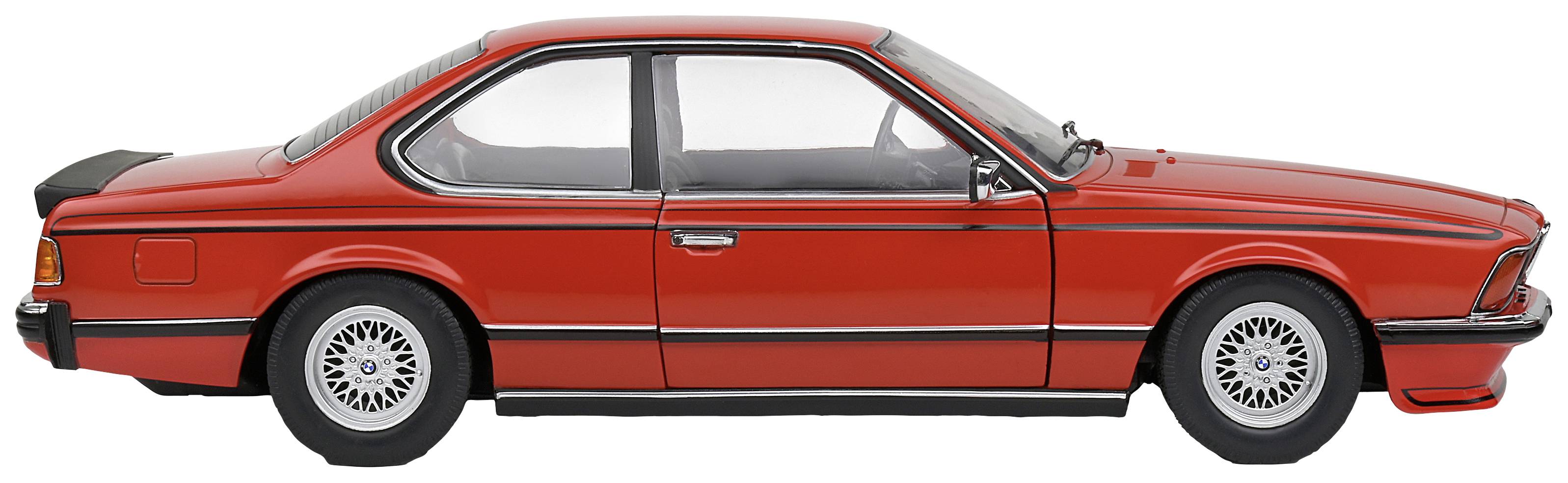 Ein rotes Sportcoupé aus den 1980er Jahren, im Profil von der Seite fotografiert, mit klassischen Proportionen und sportlichem Design.