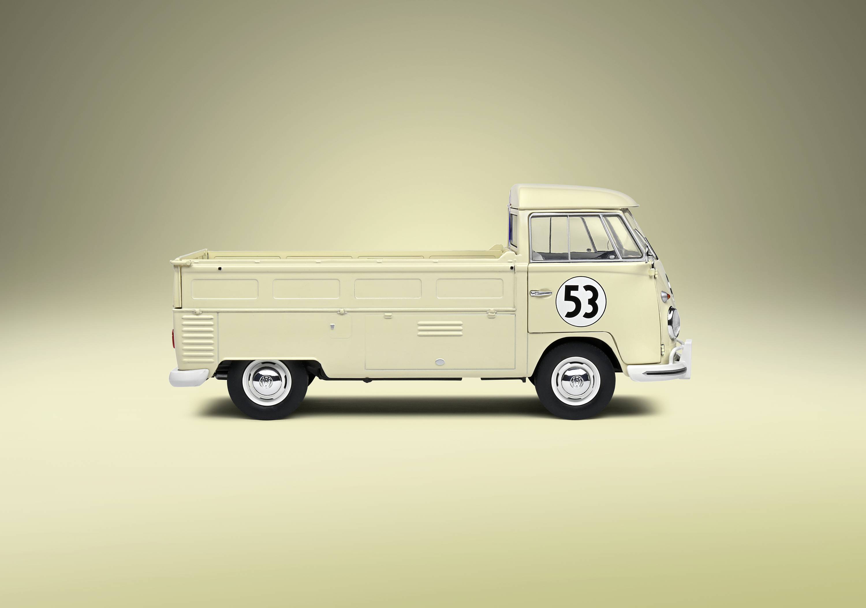 Ein beige Transporter mit der Nummer 53 auf der Tür, im Profilansicht auf hellbraunem Hintergrund.