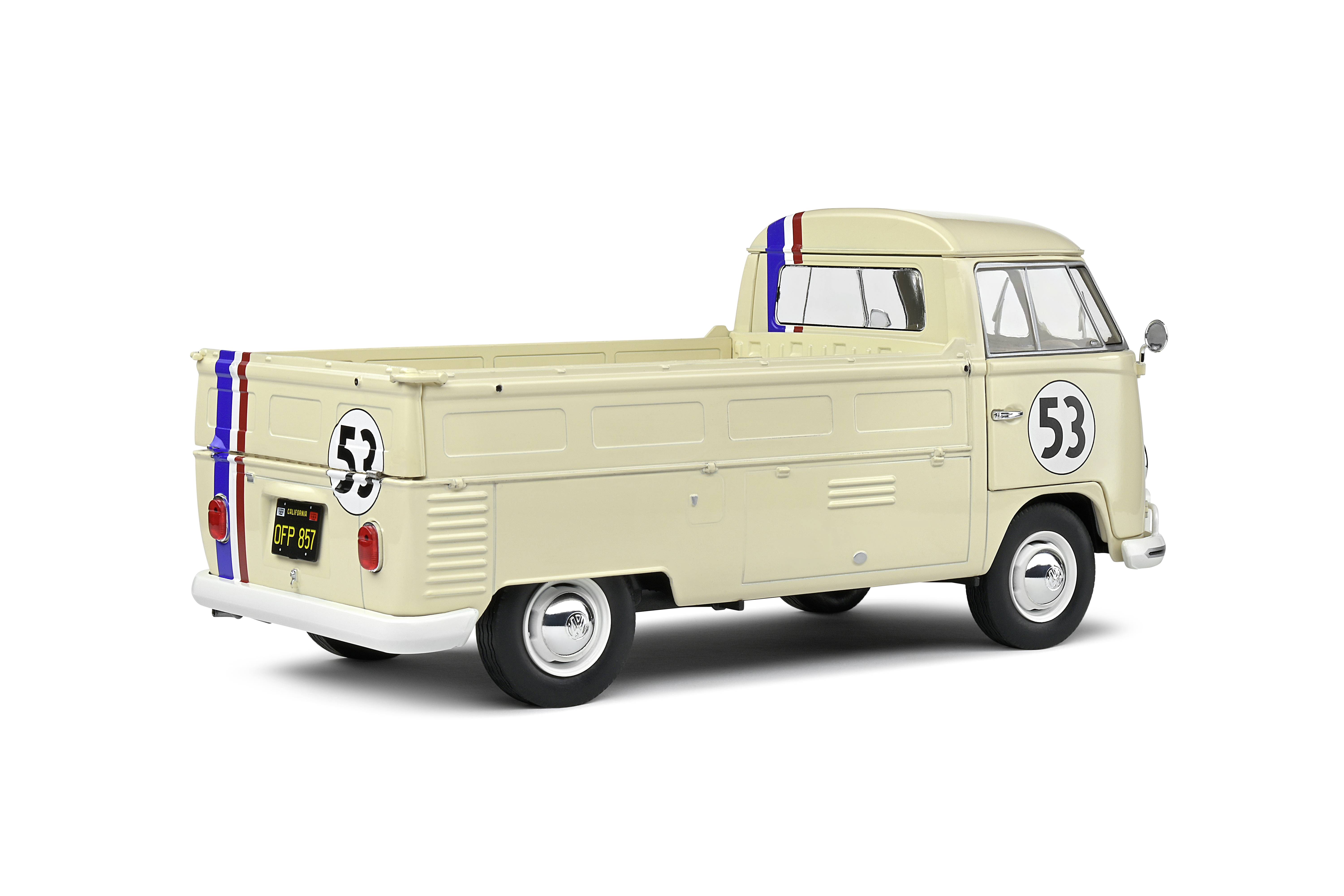 Ein cremefarbener VW-Transporter im Retro-Stil mit der Nummer '53' und blauen und roten Streifen an den Seiten.