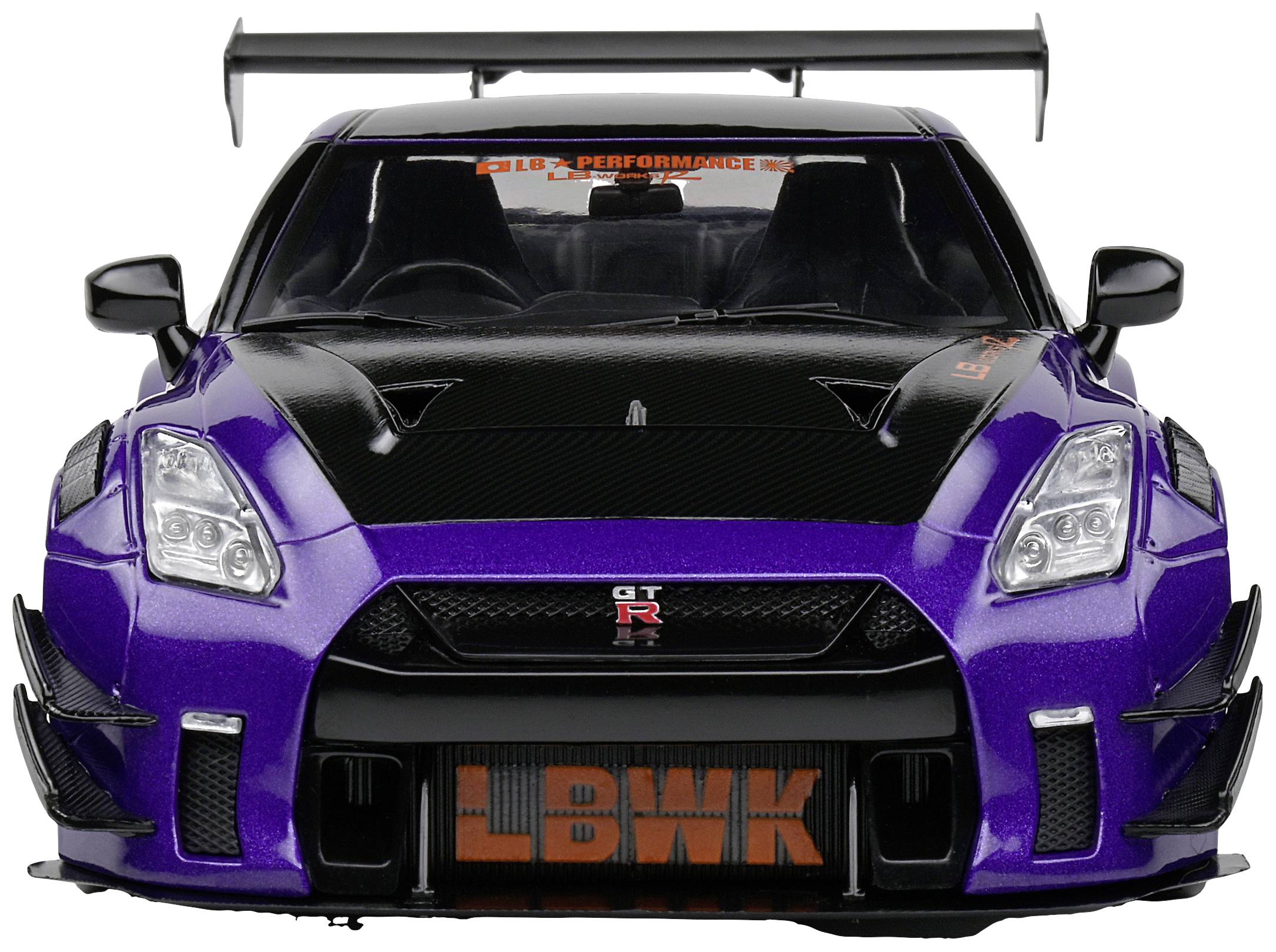 Lila Sportwagen mit großem Heckspoiler, schwarzer Motorhaube und Aufschrift 'LBWK' auf dem Kühlergrill, frontal abgebildet.