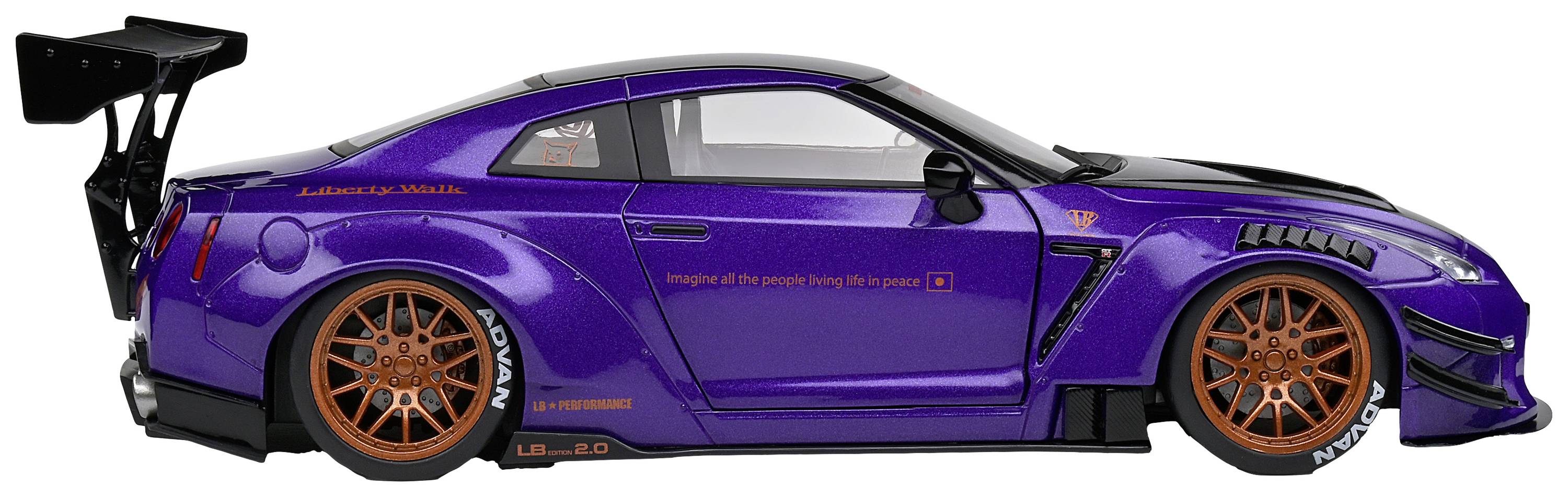 Ein lila Sportwagen mit einem großen hinteren Spoiler und orangefarbenen Felgen, seitliche Ansicht, auf weißem Hintergrund.