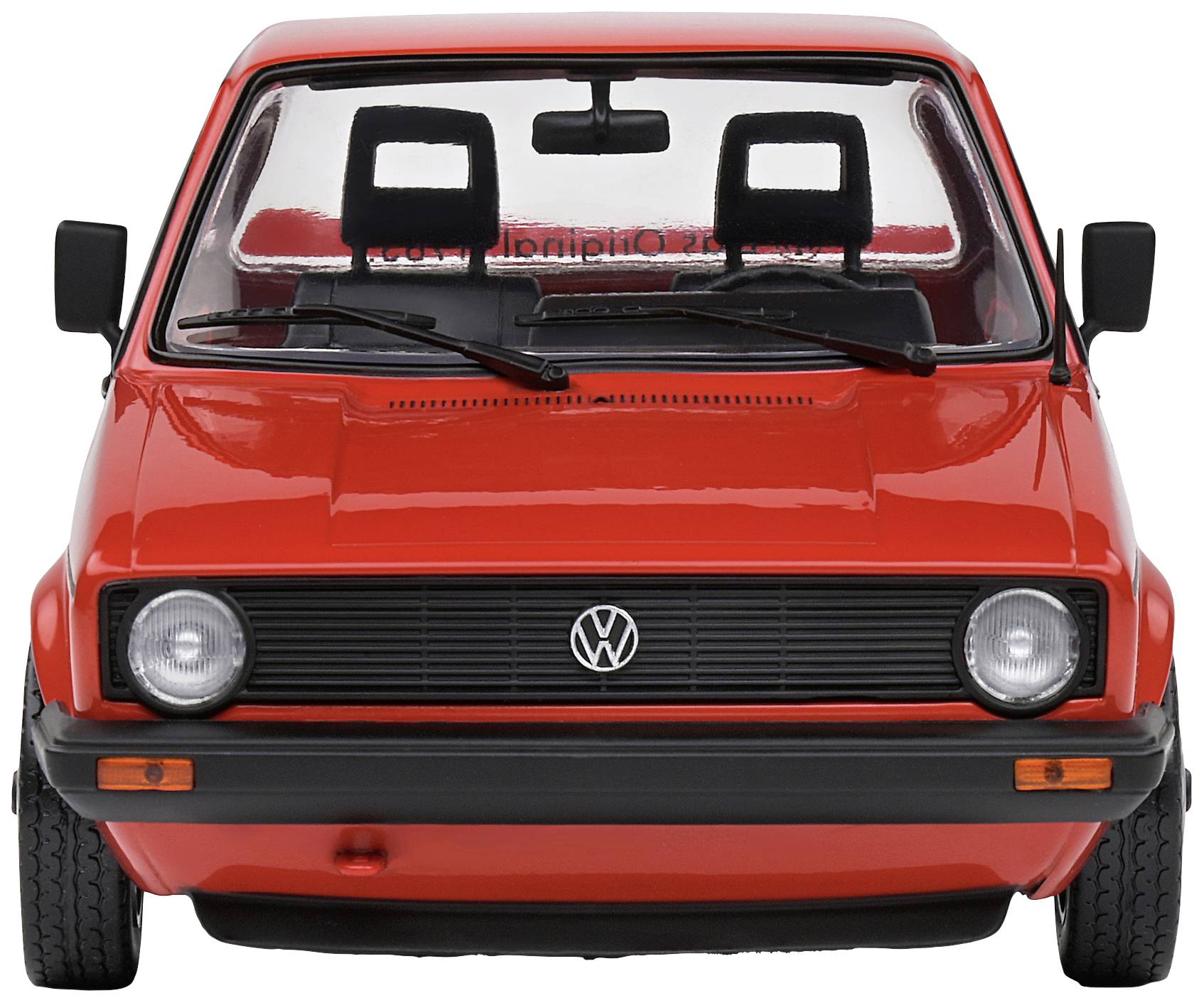 Ein roter Oldtimer-Auto von vorne, erkennbar am VW-Logo auf dem Kühlergrill, mit schwarzen und roten Details.