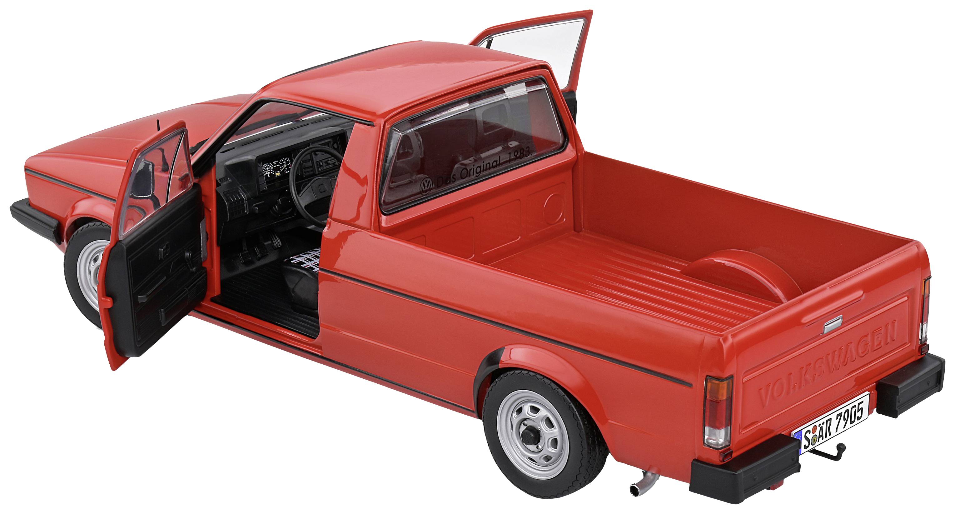 Roter Pickup-Truck mit offener Fahrertür, zeigt das Innere. Die Ladefläche ist leer. Fahrzeug auf weißem Hintergrund dargestellt.