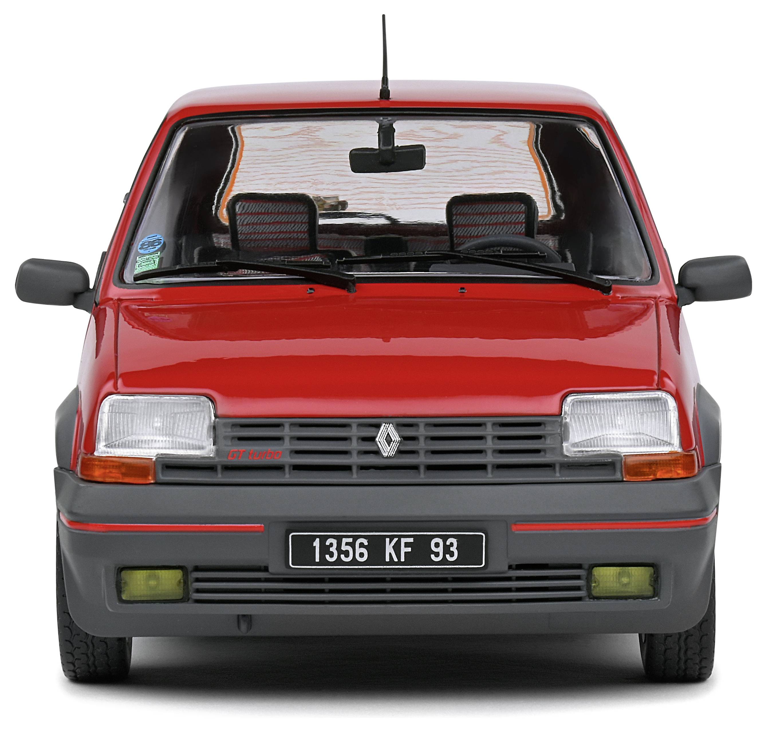 Ein roter, klassischer Kleinwagen mit rechteckigen Scheinwerfern. Die Nummernschild zeigt '1356 KF 93'. Der Wagen steht frontal zur Kamera.