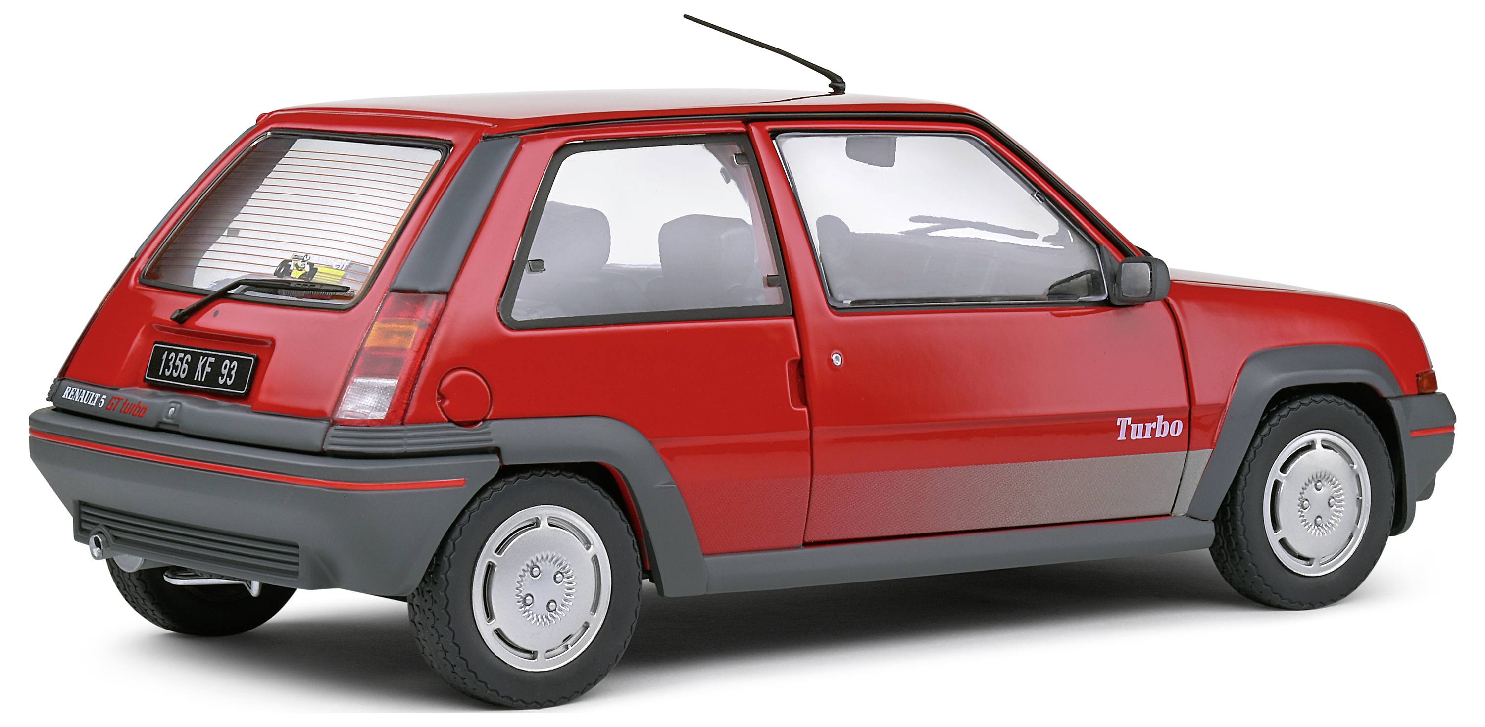 Ein roter, zweisitziger Kleinwagen, Modell 'Turbo', steht seitlich zur Ansicht. Details der Karosserie und Räder sind sichtbar.